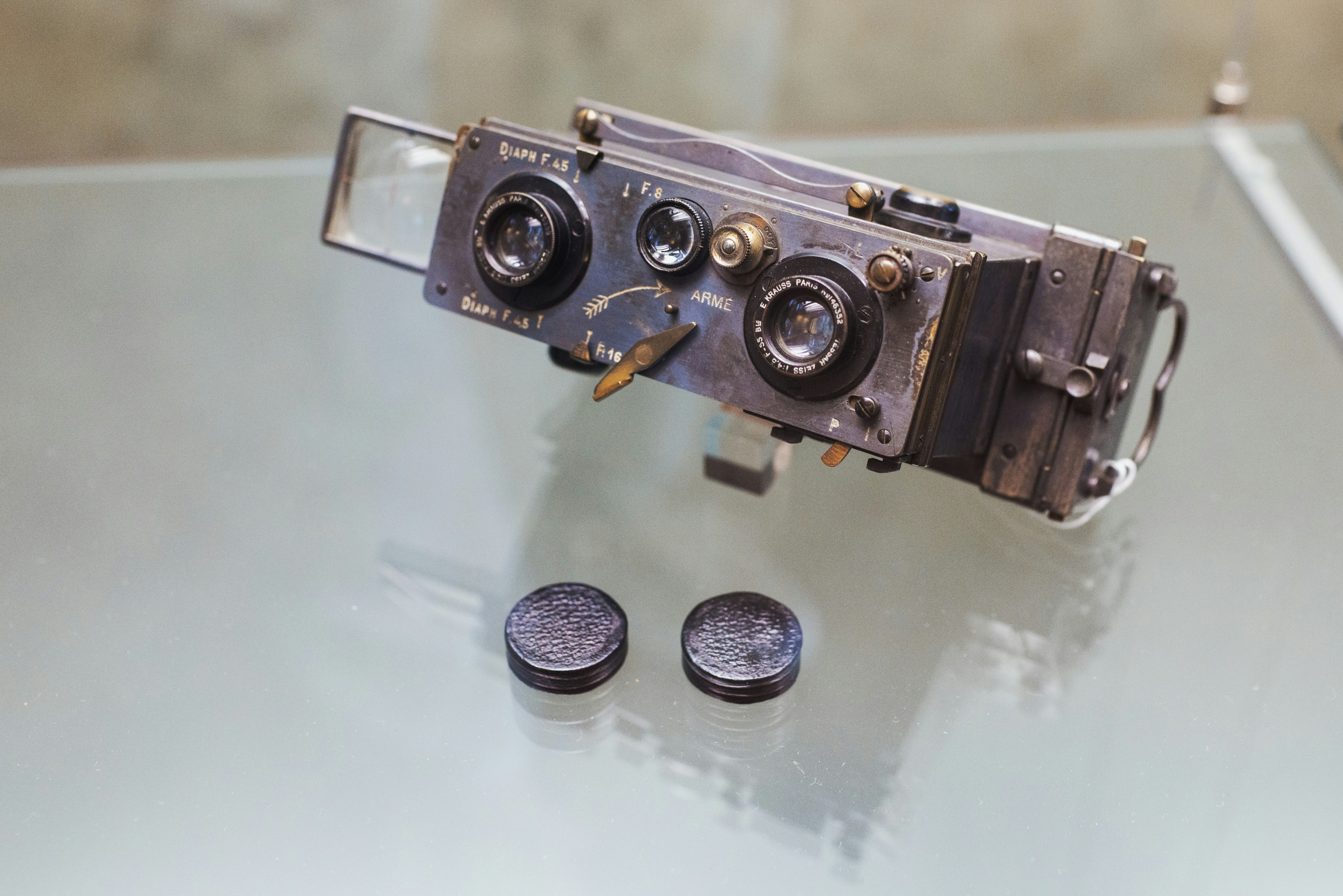 Antique stereoscopic viewer with two lenses