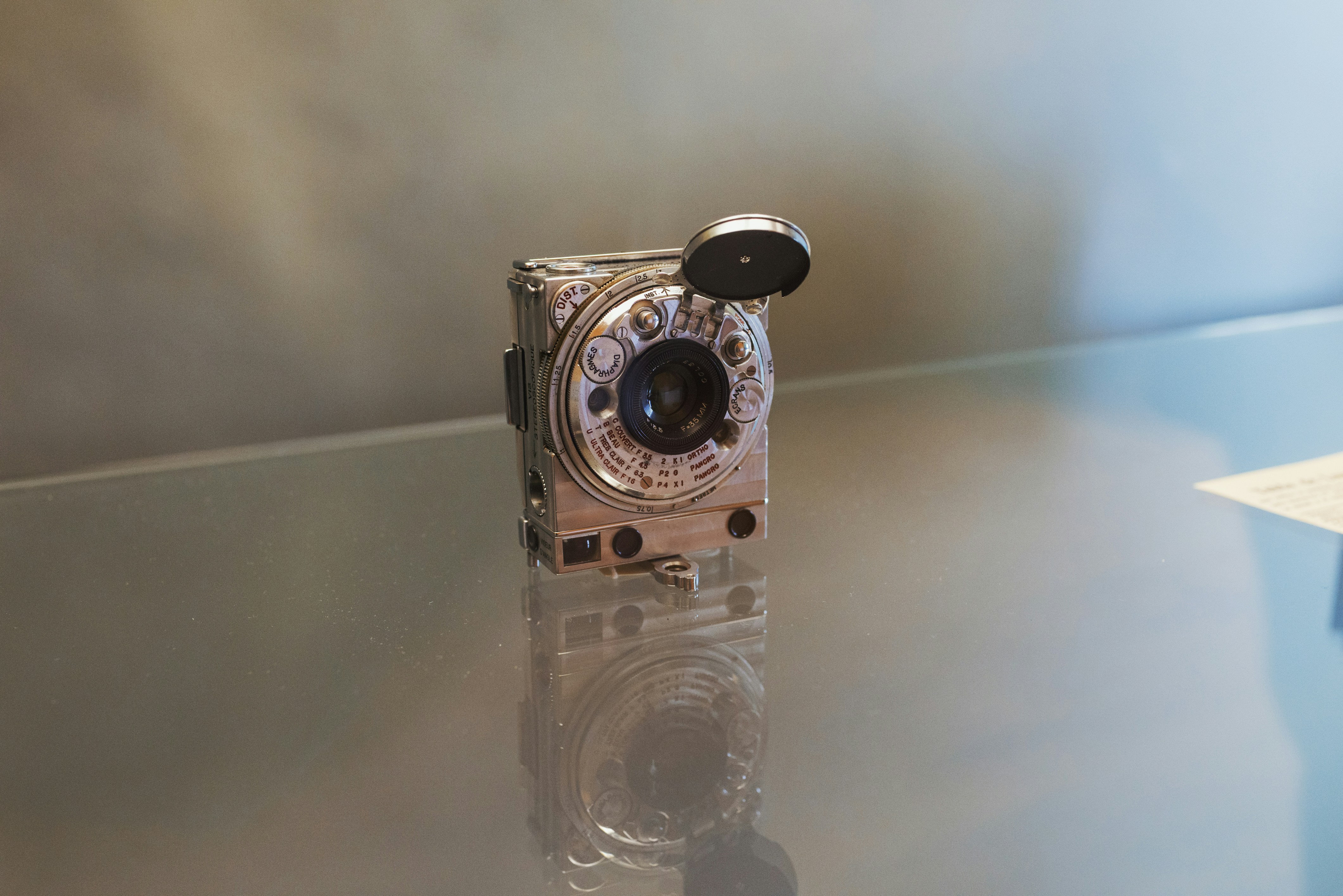 Antike Silberkamera auf reflektierender Oberfläche