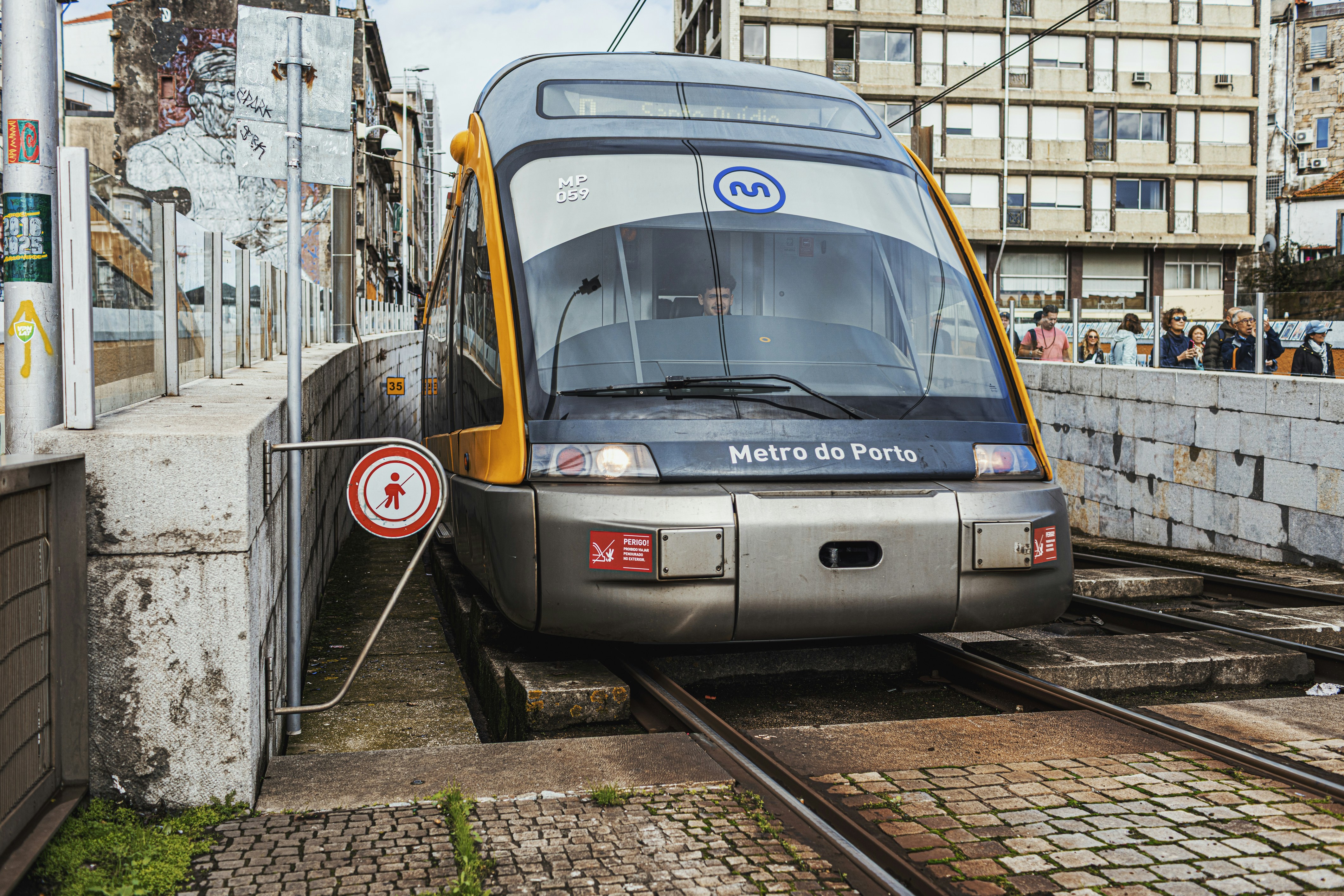 Moderner U-Bahn-Zug nähert sich dem Bahnhof auf den Gleisen