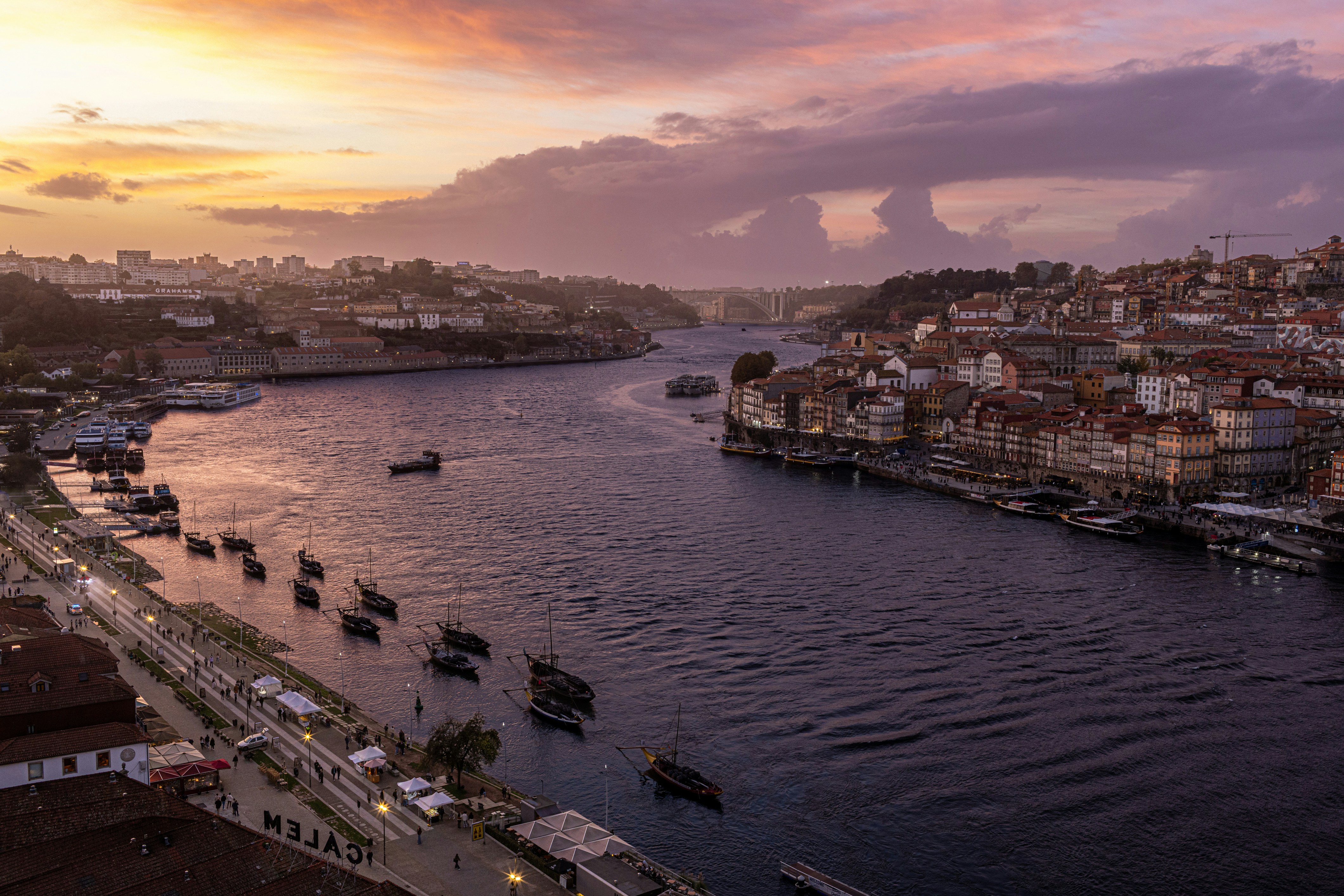 Fluss, der bei Sonnenuntergang durch eine europäische Stadt fließt