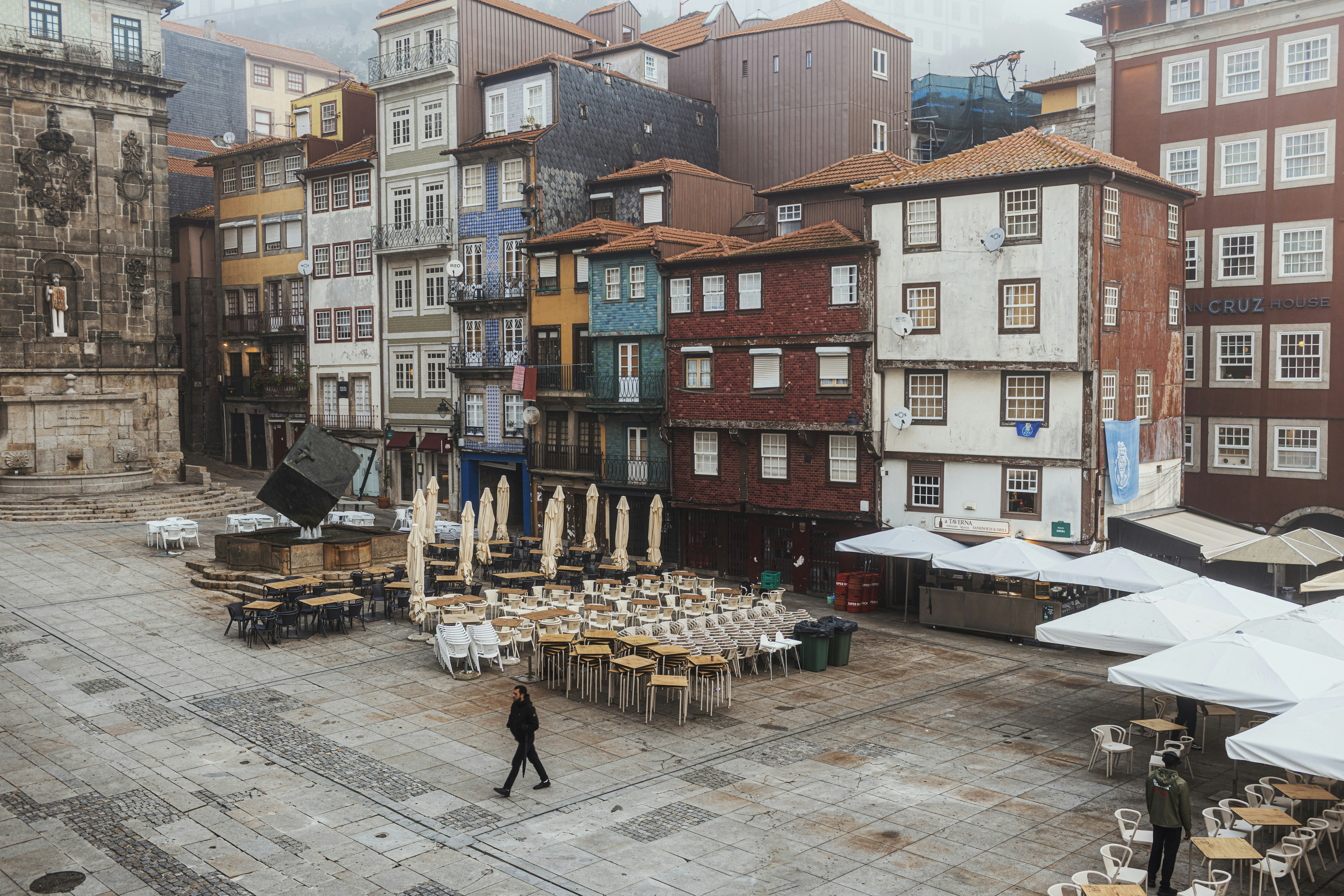Leerer Platz mit Außen-Café-Sitzgelegenheiten und Gebäuden