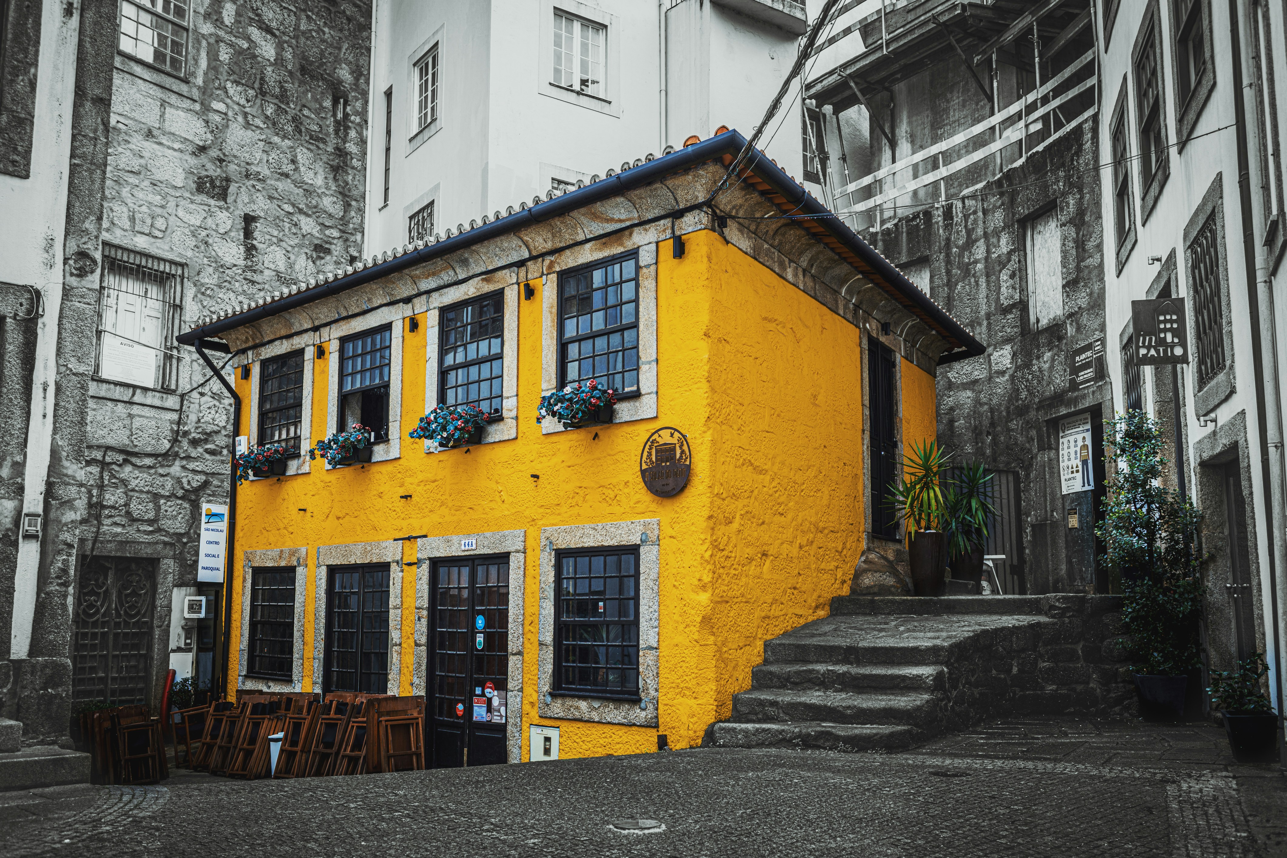 Ein leuchtend gelbes Gebäude auf einer Kopfsteinpflasterstraße.