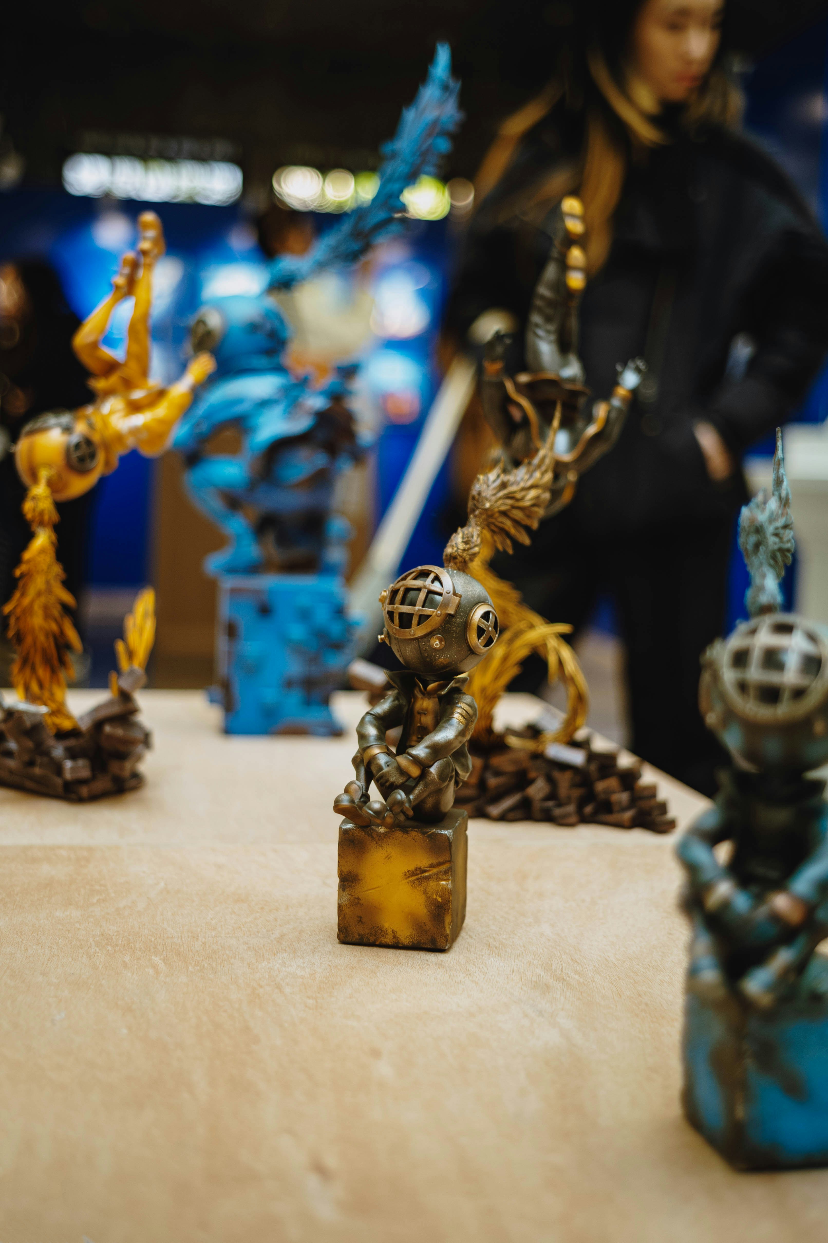 Colección de figurillas de buceadores steampunk en exhibición