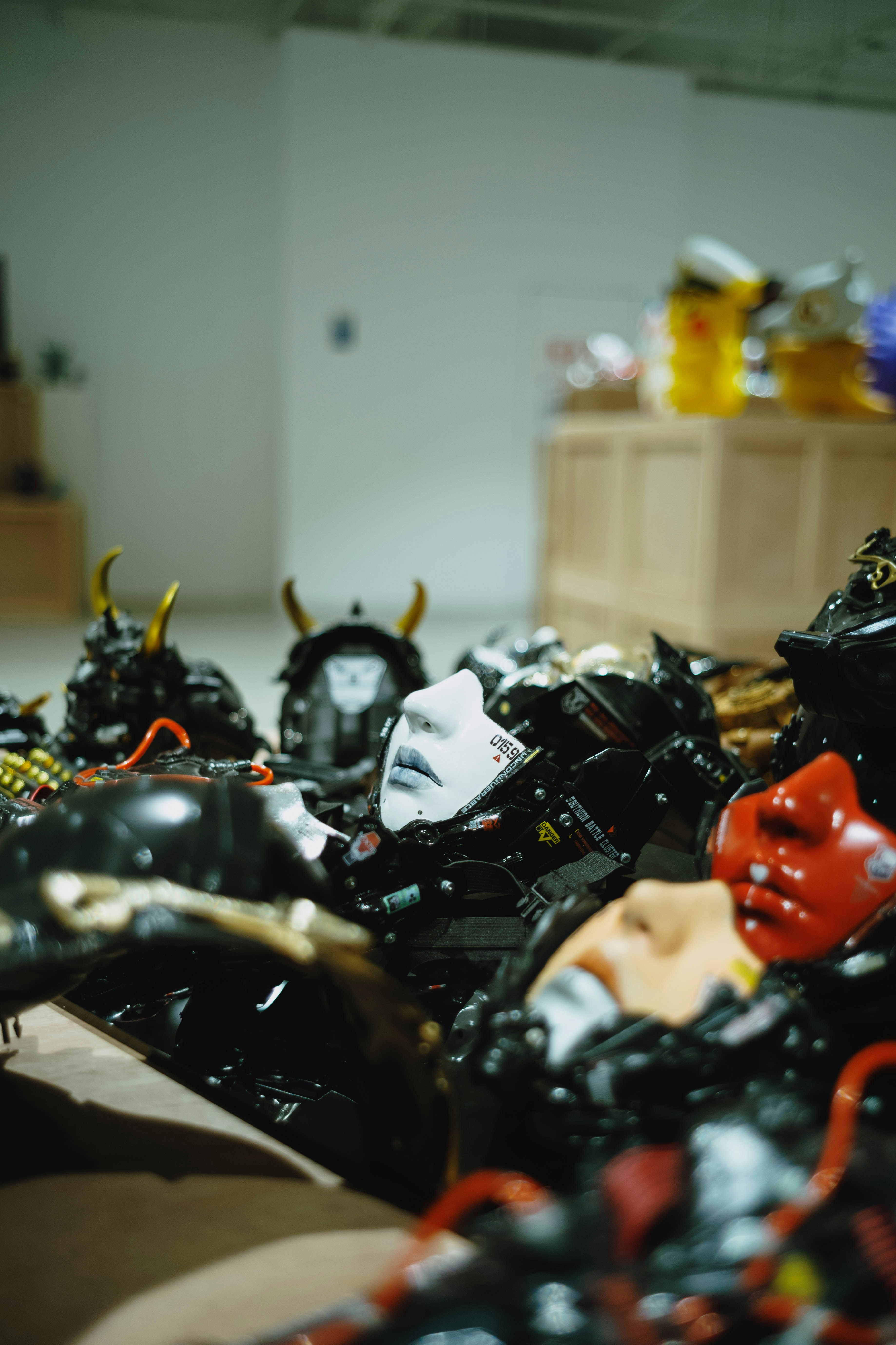 Fütüristik maskeler ve kasklar koleksiyonu - yapay zeka ve moda tasarımının geleceği