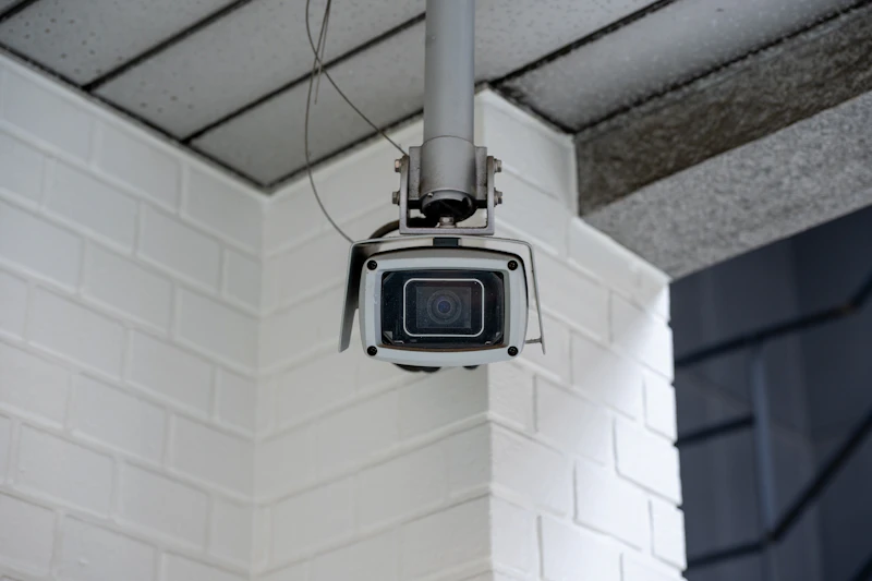 Câmera de CFTV instalada em parede