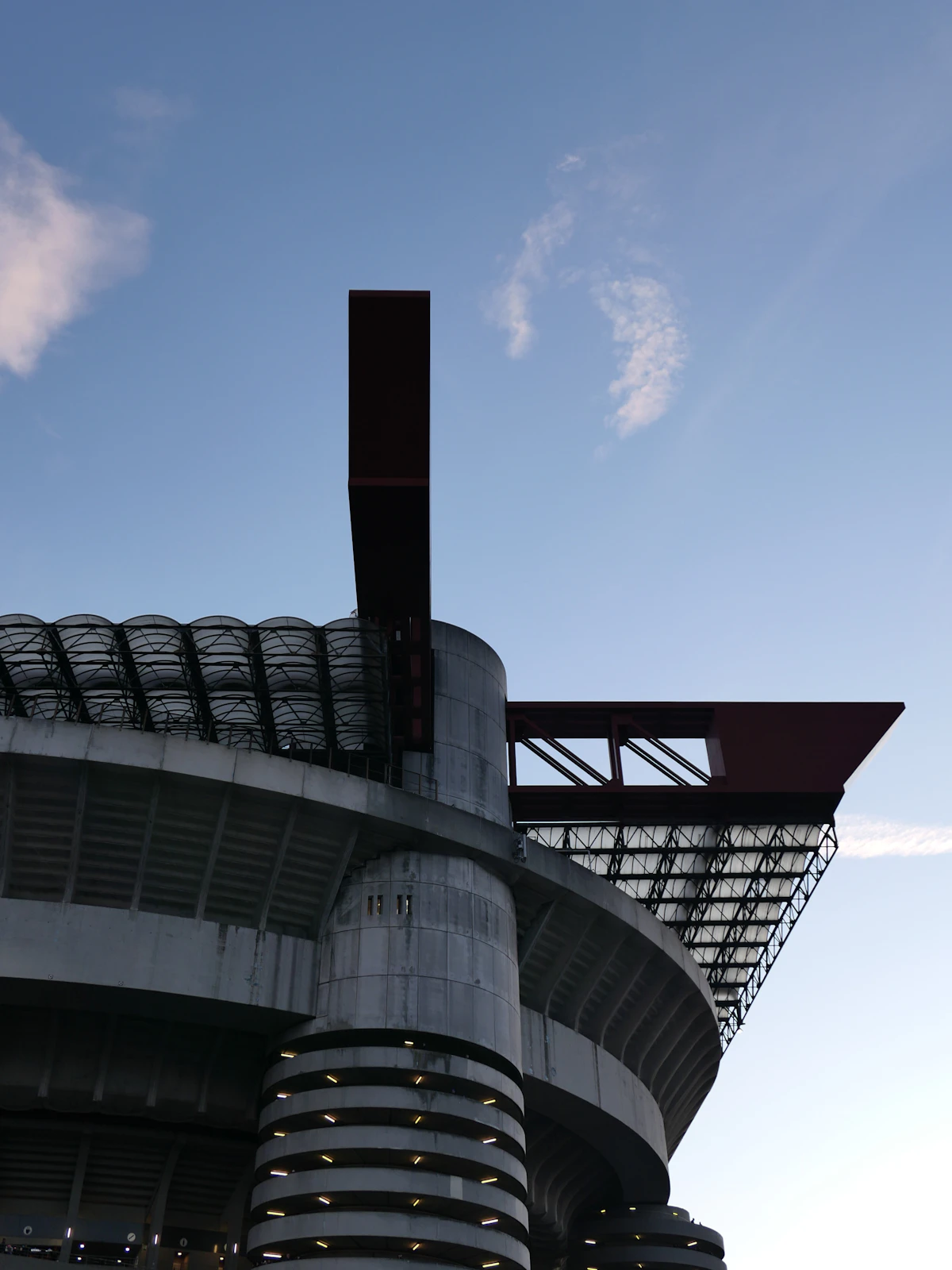 Estádio moderno visto de fora com céu azul