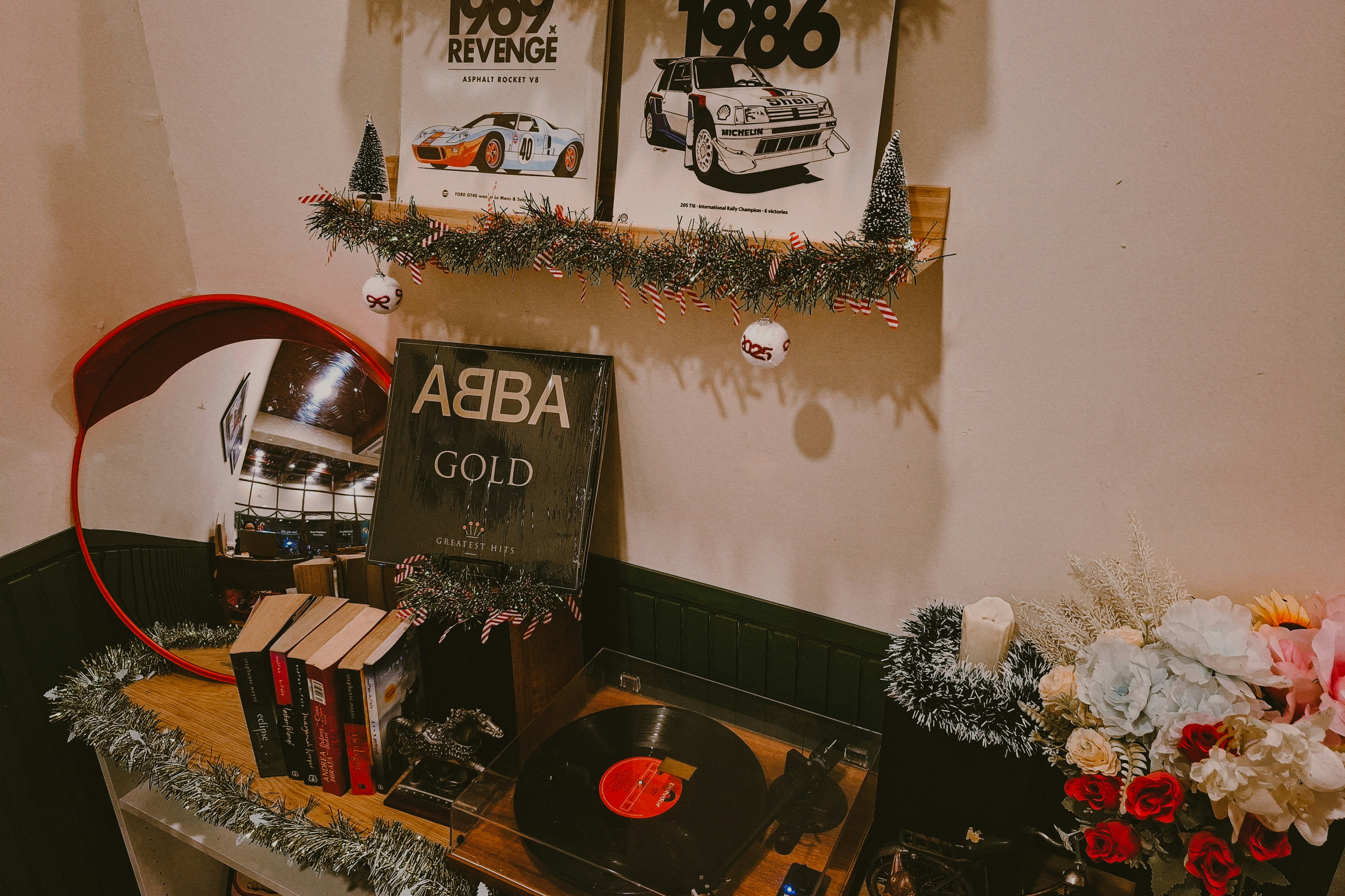 Toca-discos vintage com álbum Abba Gold e decoração festiva