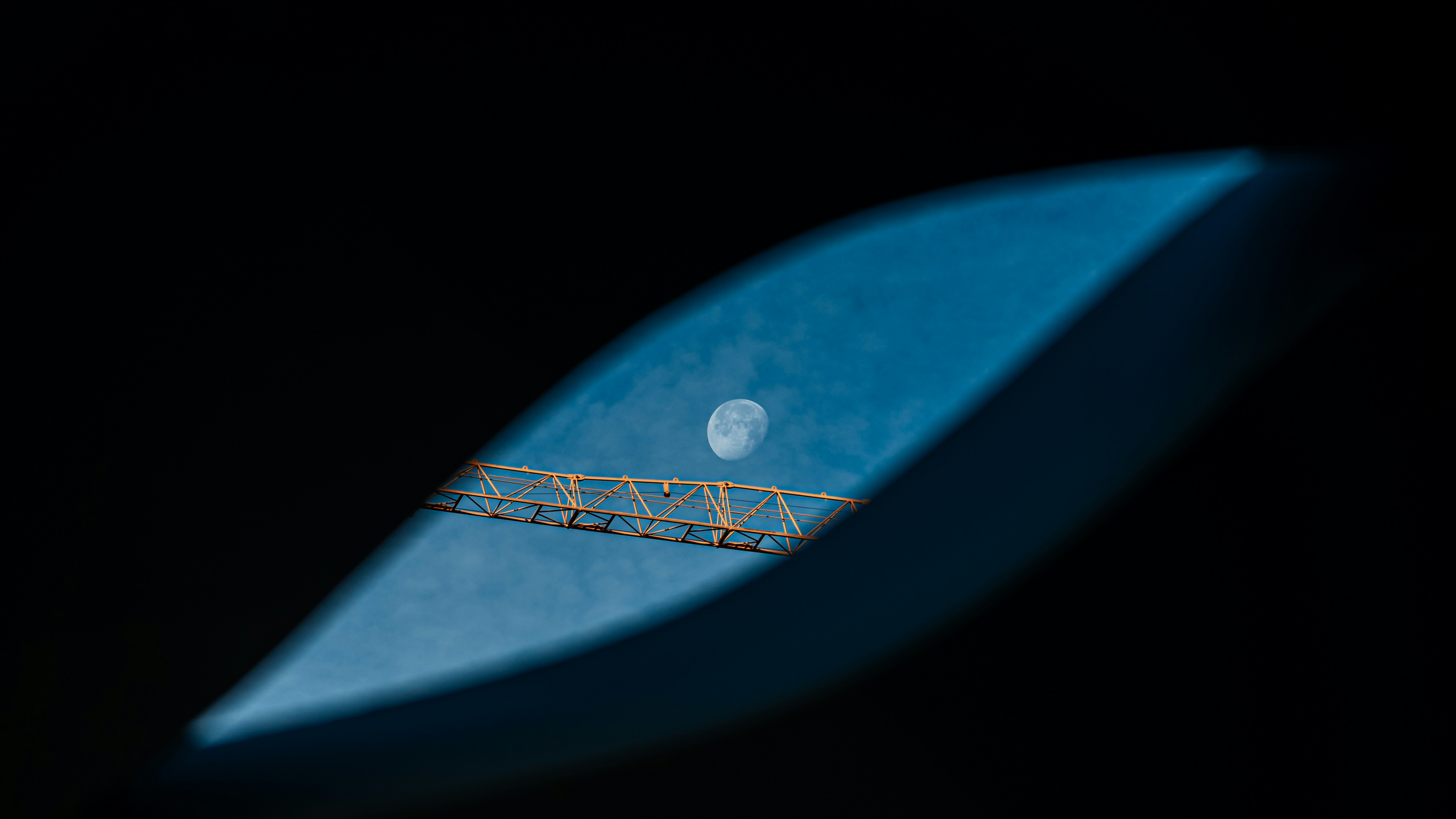 Brücke und Mond durch eine dunkle Öffnung gesehen.