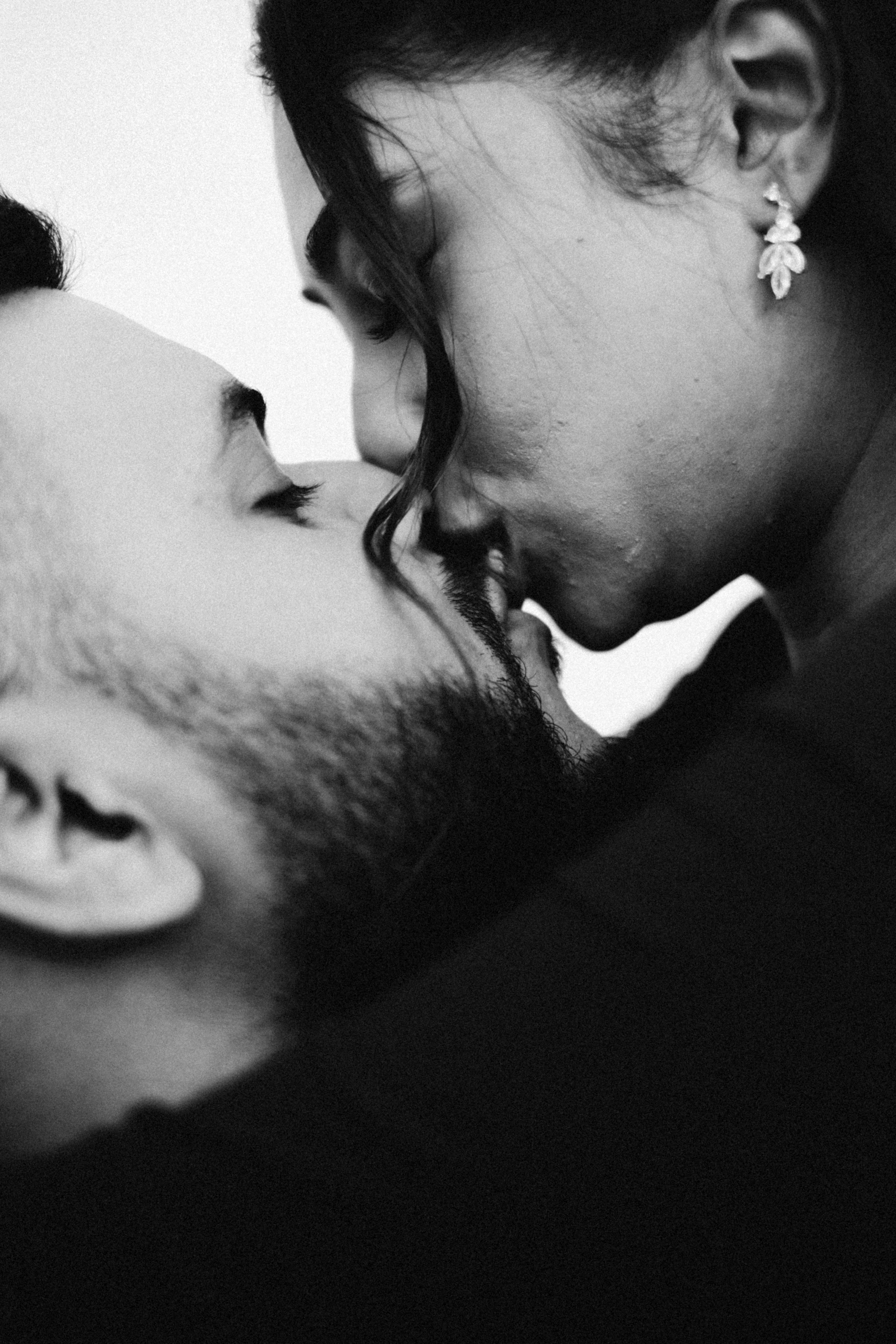 Casal compartilhando um beijo íntimo em preto e branco foto – Imagem grátis  sobre Amor na Unsplash, image size:3000x4500