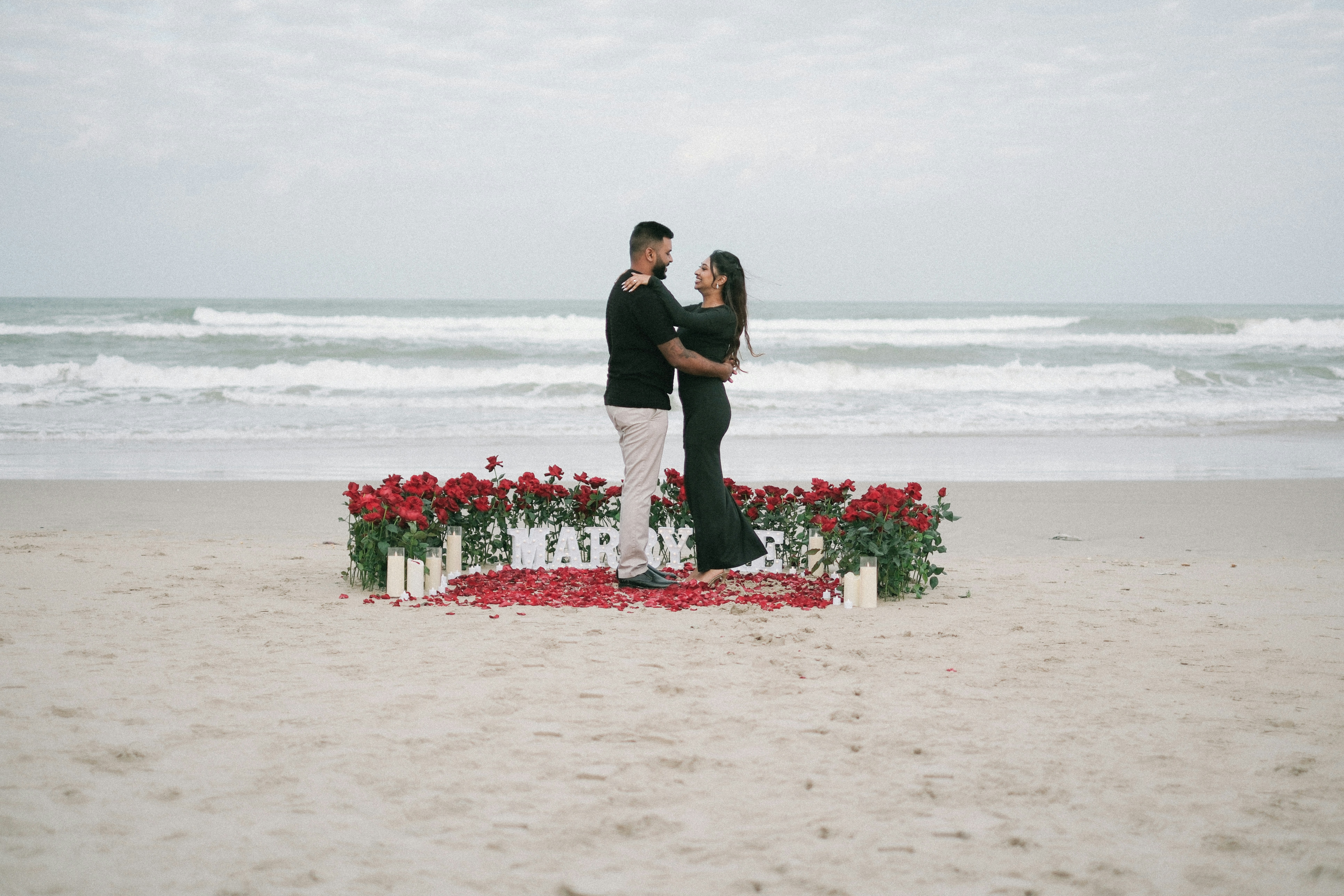 wedding album, couple photos, celebration memories, romantic, ilustrasi artikel Cherish Your Big Day: Crafting the Perfect Wedding Photo Album 3