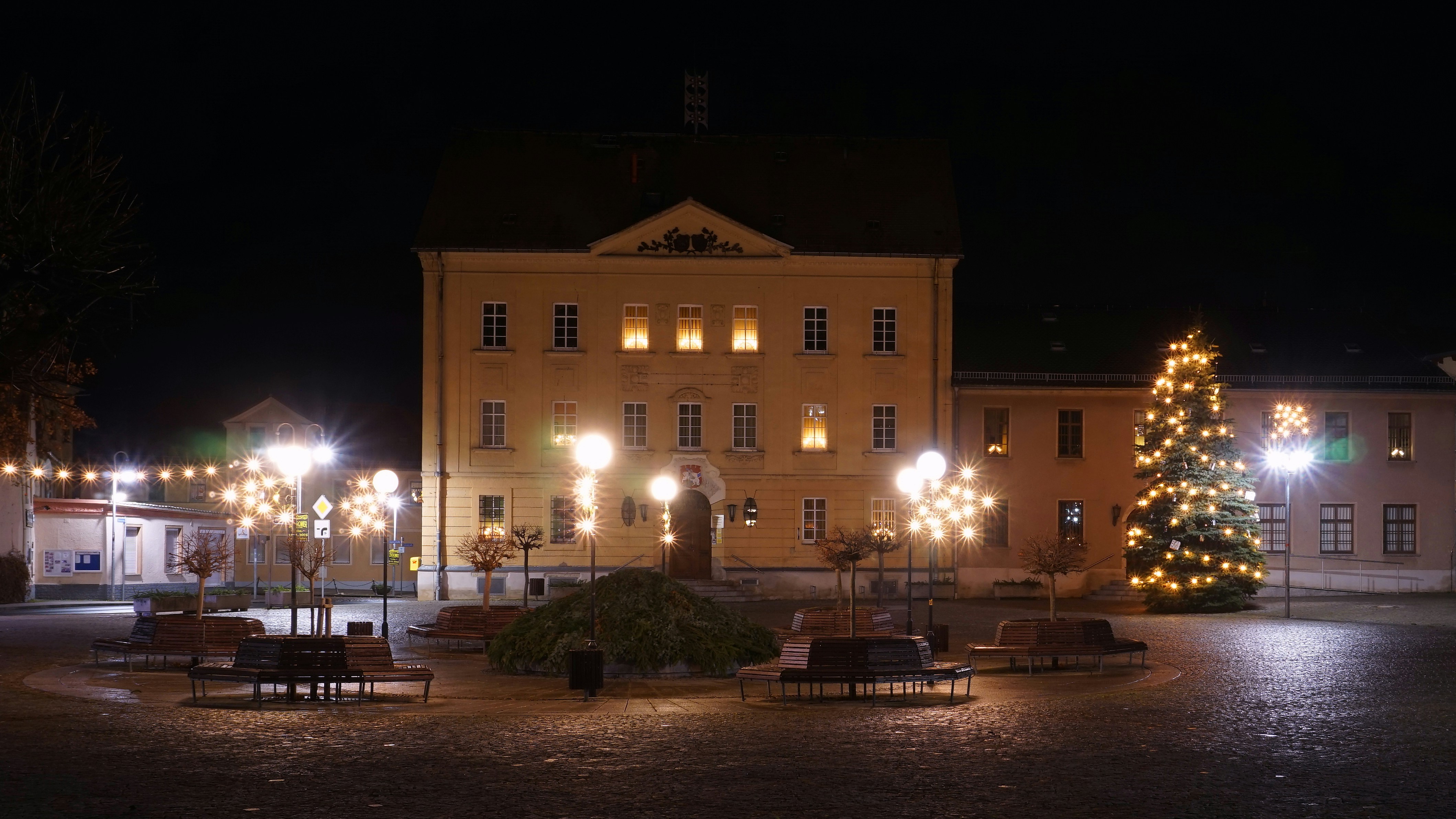 Weihnachtlich geschmückter Marktplatz einer kleinen Gemeinde in Thüringen...