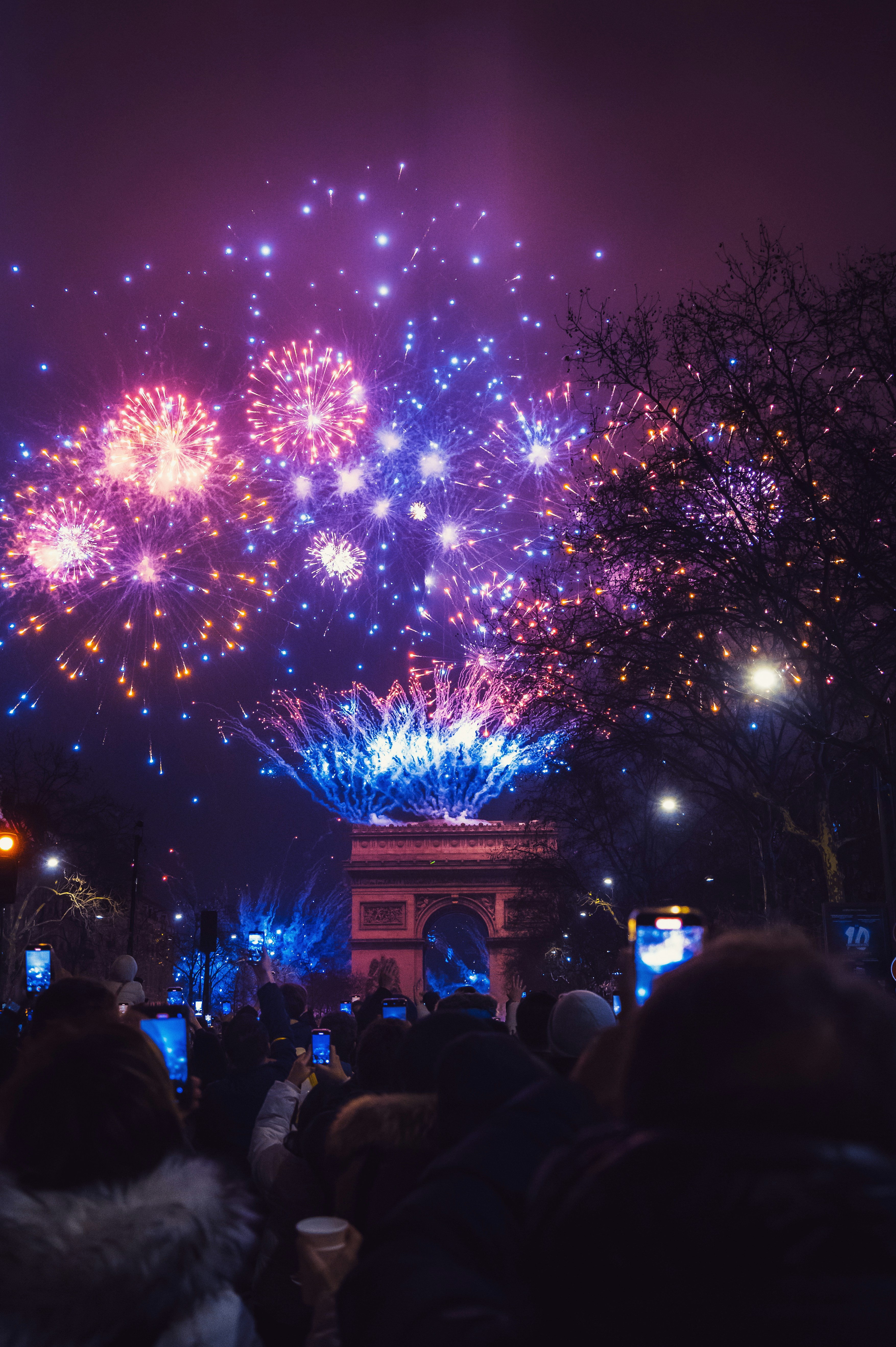 夜の凱旋門には花火が輝きます。