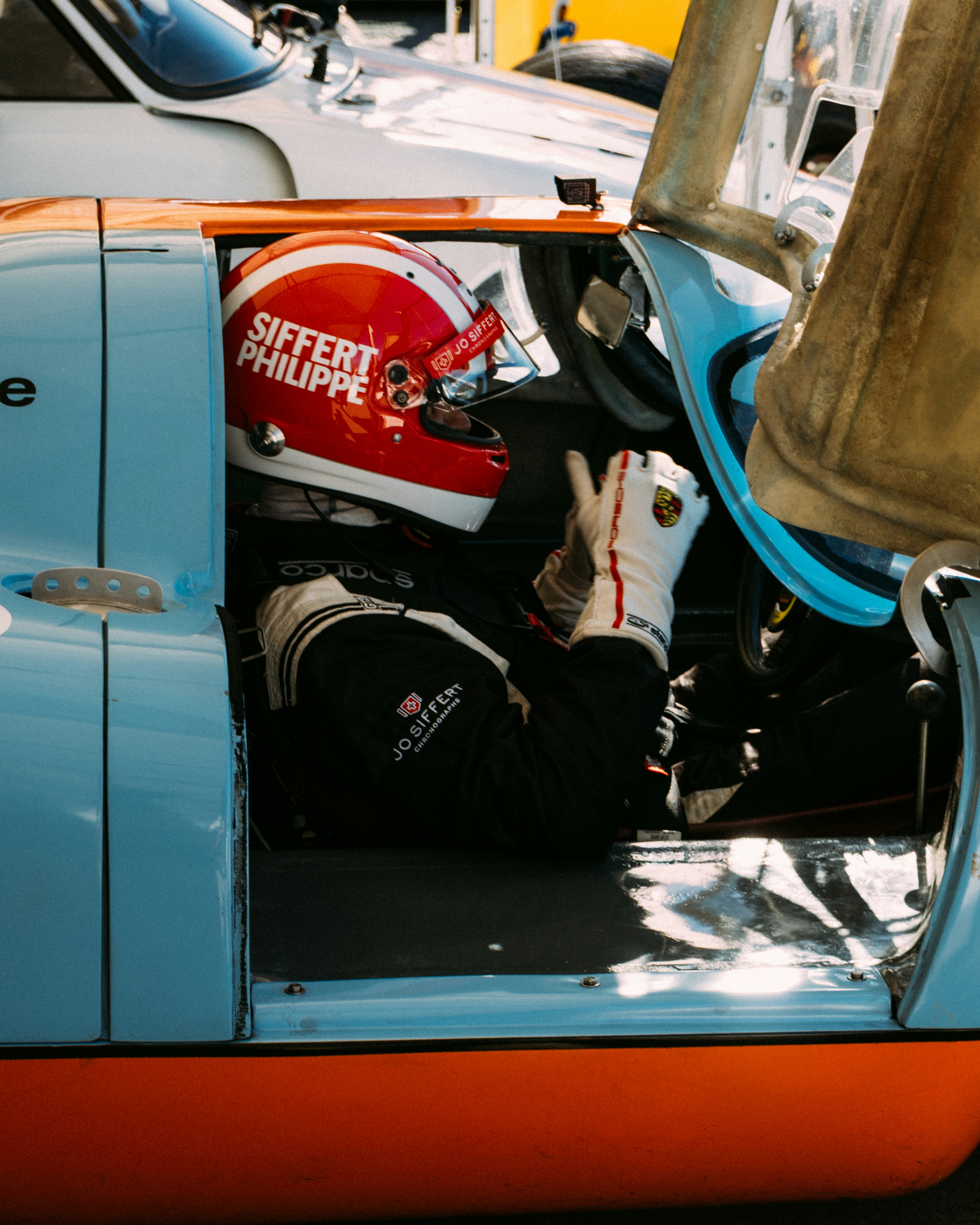 Rennfahrer in einem klassischen Porsche 917.