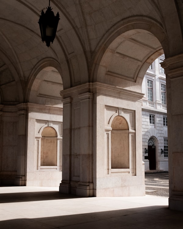 Interno con archi e luce naturale
