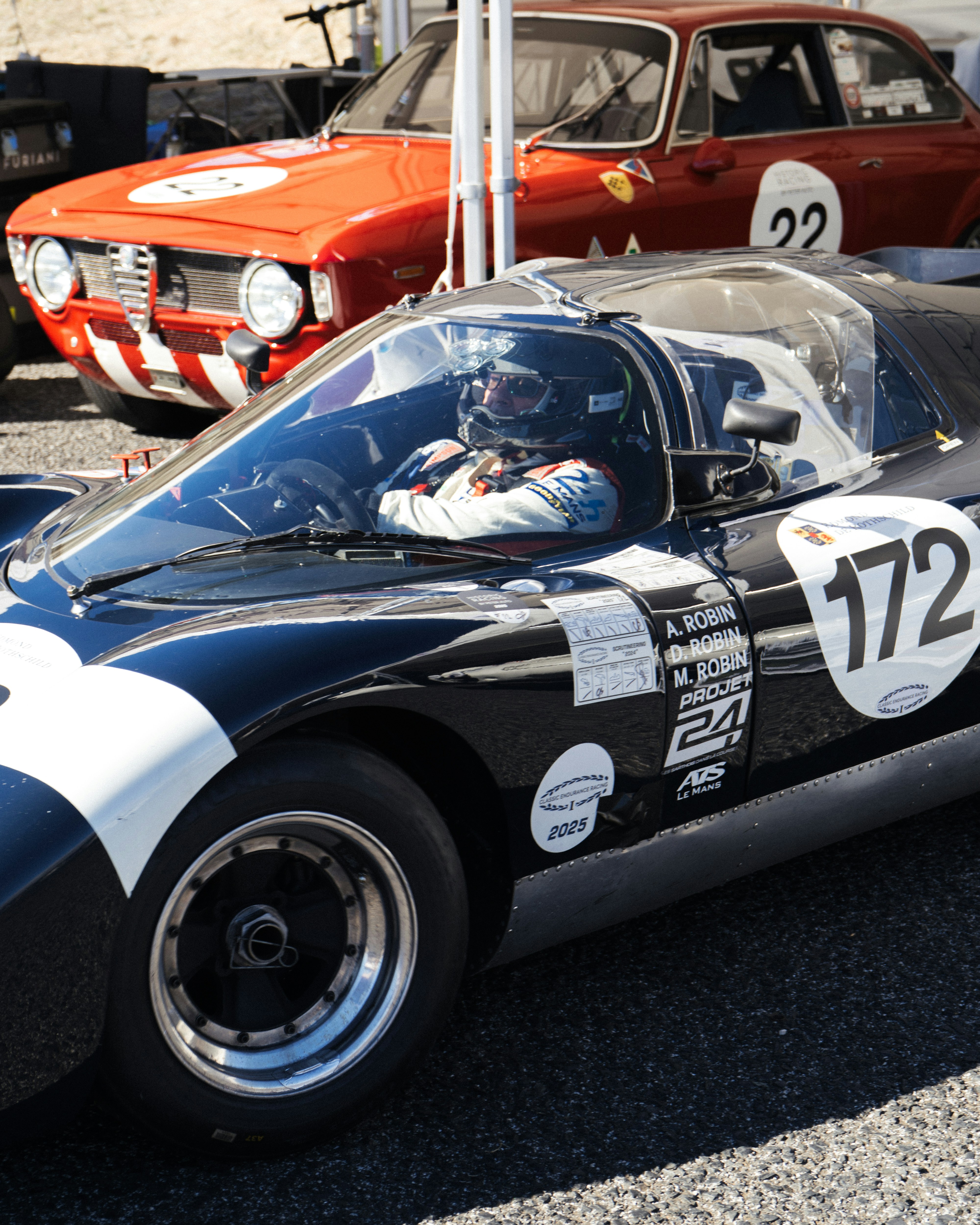 Rennfahrer im Oldtimer-Rennwagen auf der Strecke