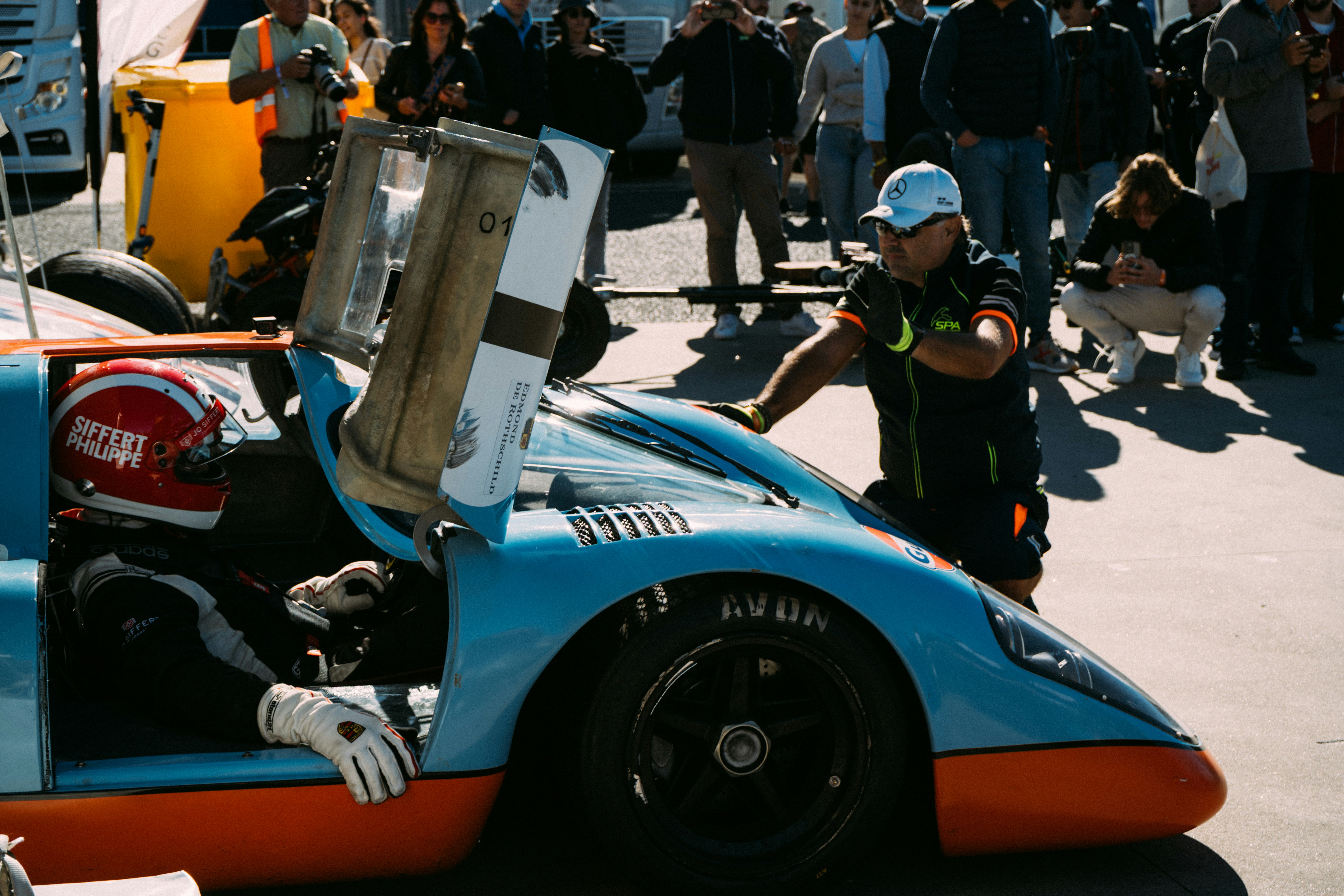 Equipo de boxes realizando una parada en pits durante una carrera