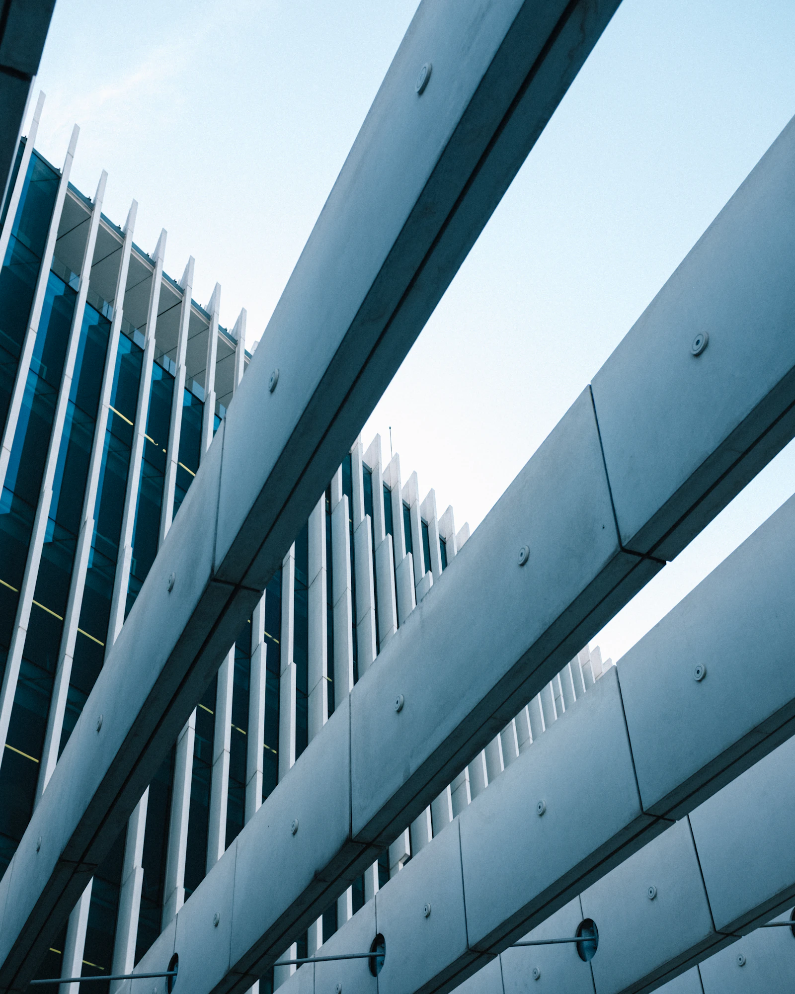 Fotografie einer modernen Fassade mit Glas und geometrischen Bauteilen. Symbolfoto, kein BlackFox-Referenzprojekt.