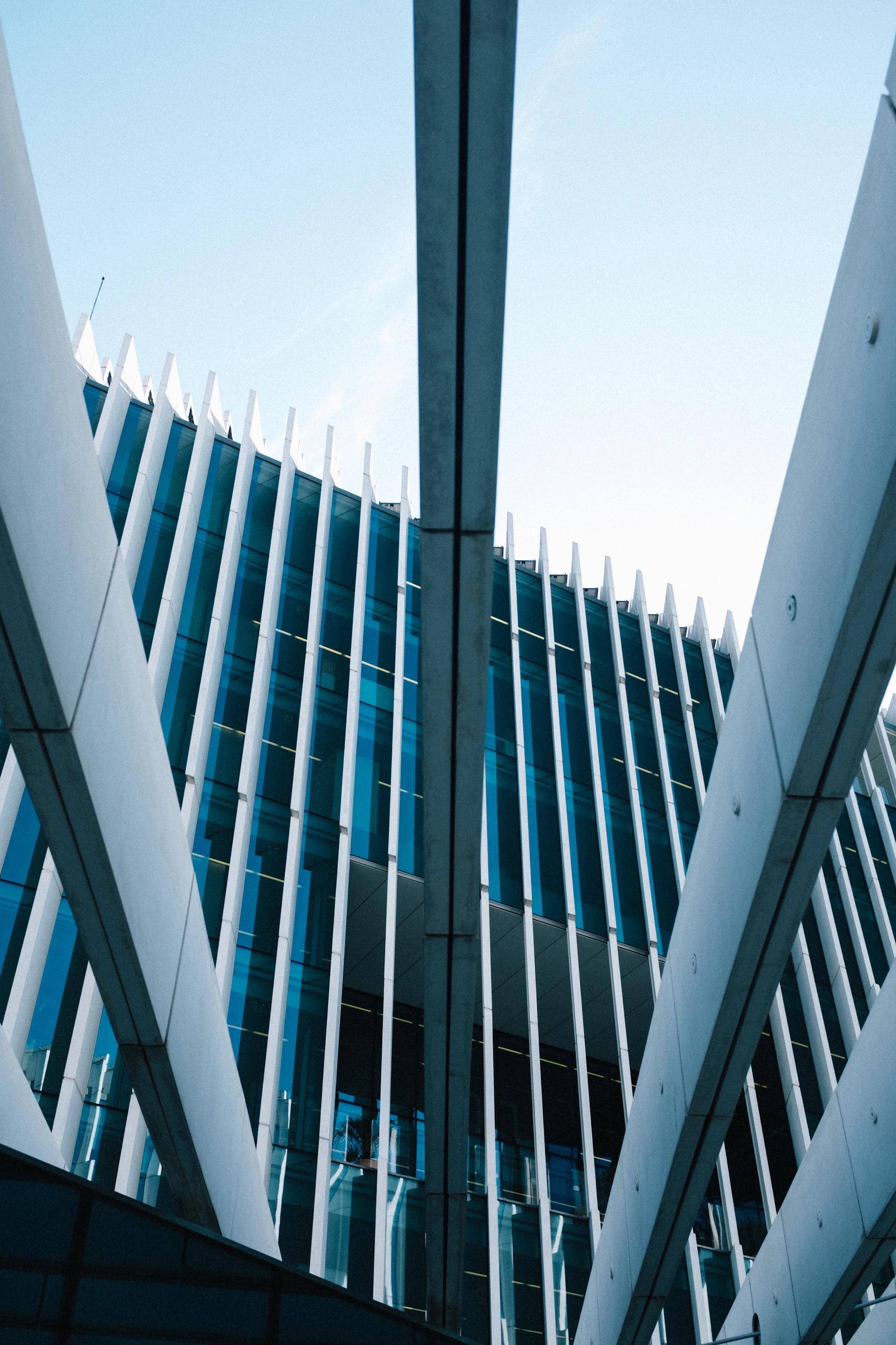 Fachada de cristal y acero de un edificio contemporáneo