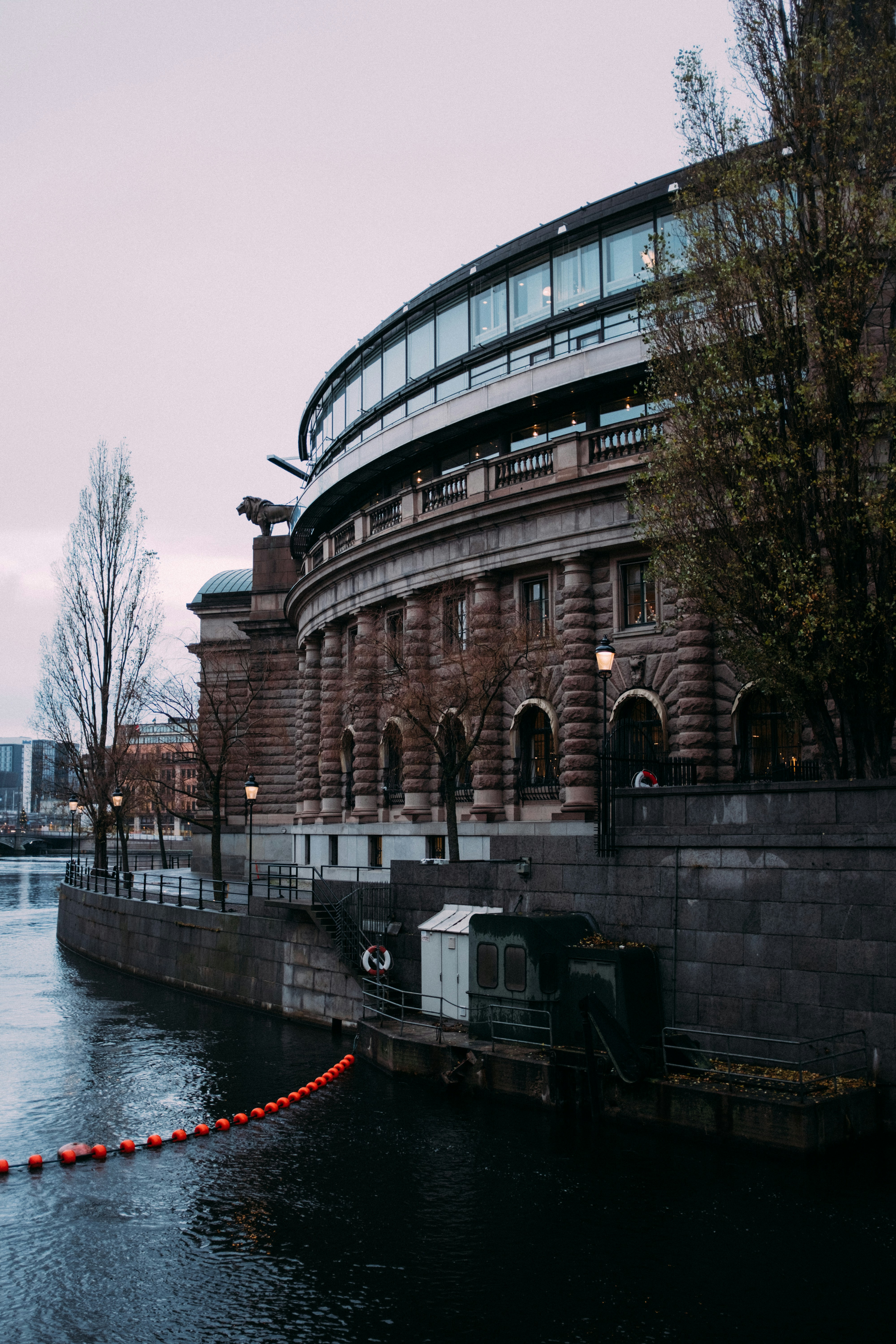 Riksdag construisant sur l’eau avec des bouées orange