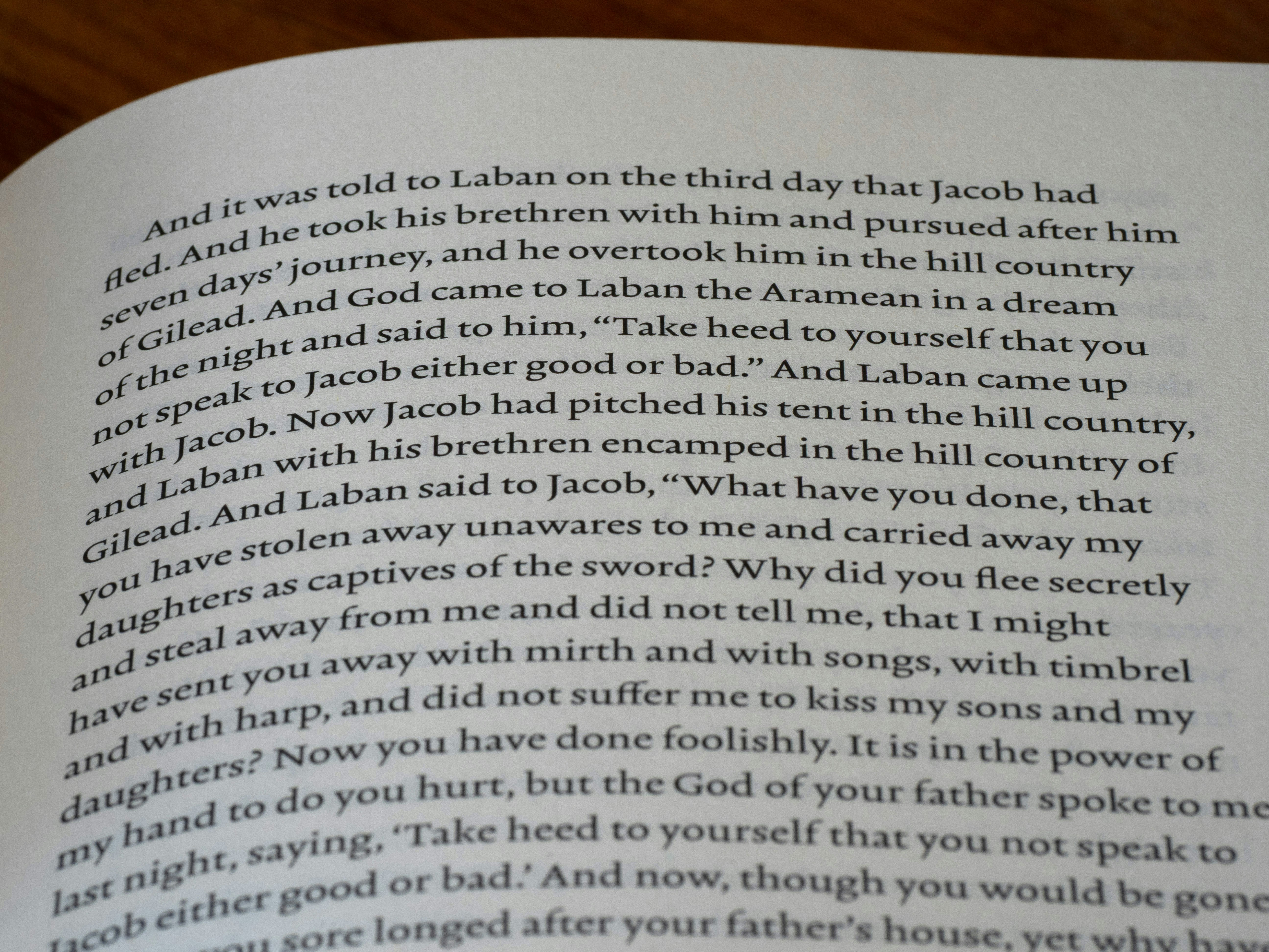 Nahaufnahme von Text aus einem Buch auf einem offenen Buch.