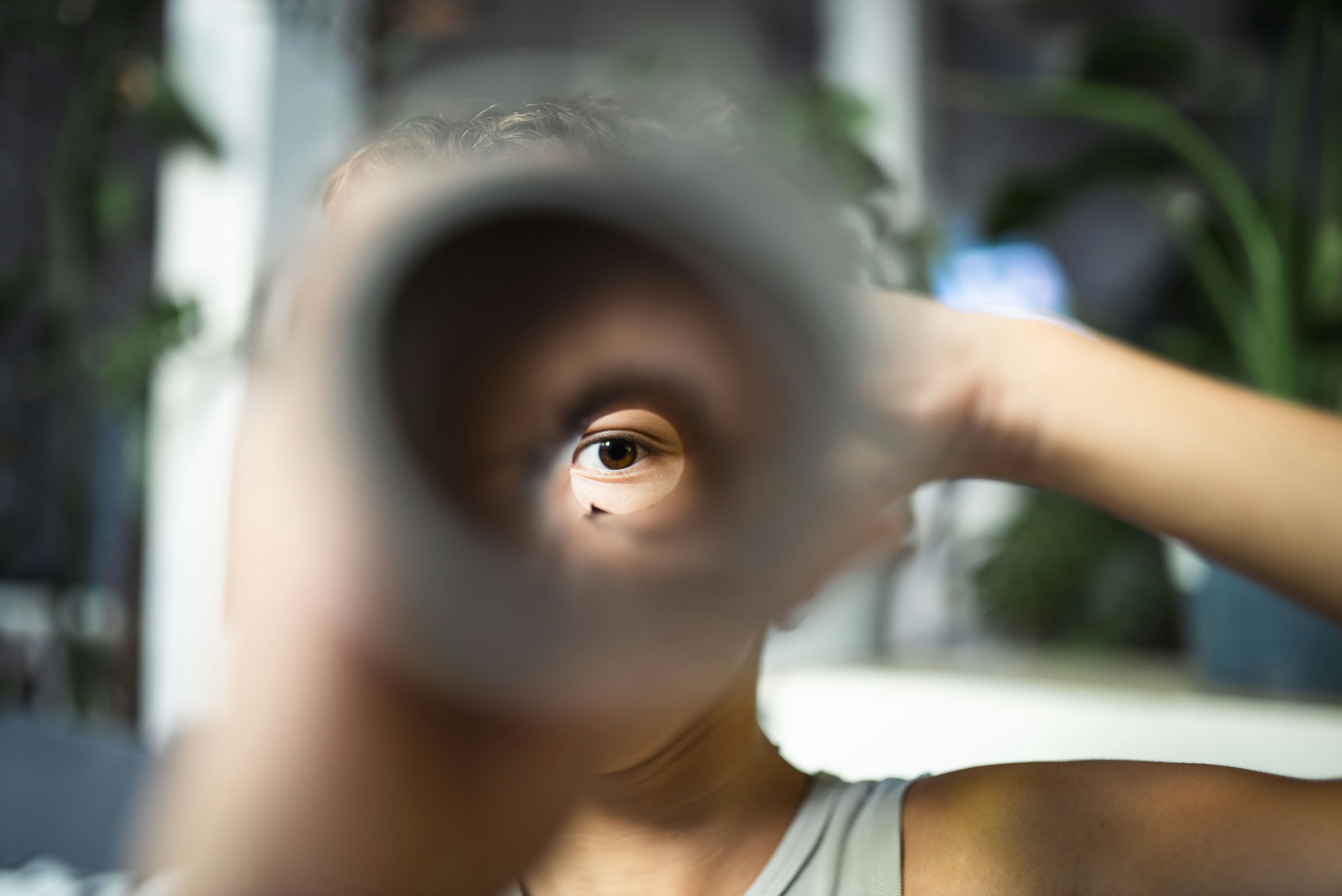 Occhio di persona visto attraverso un vortice vorticoso