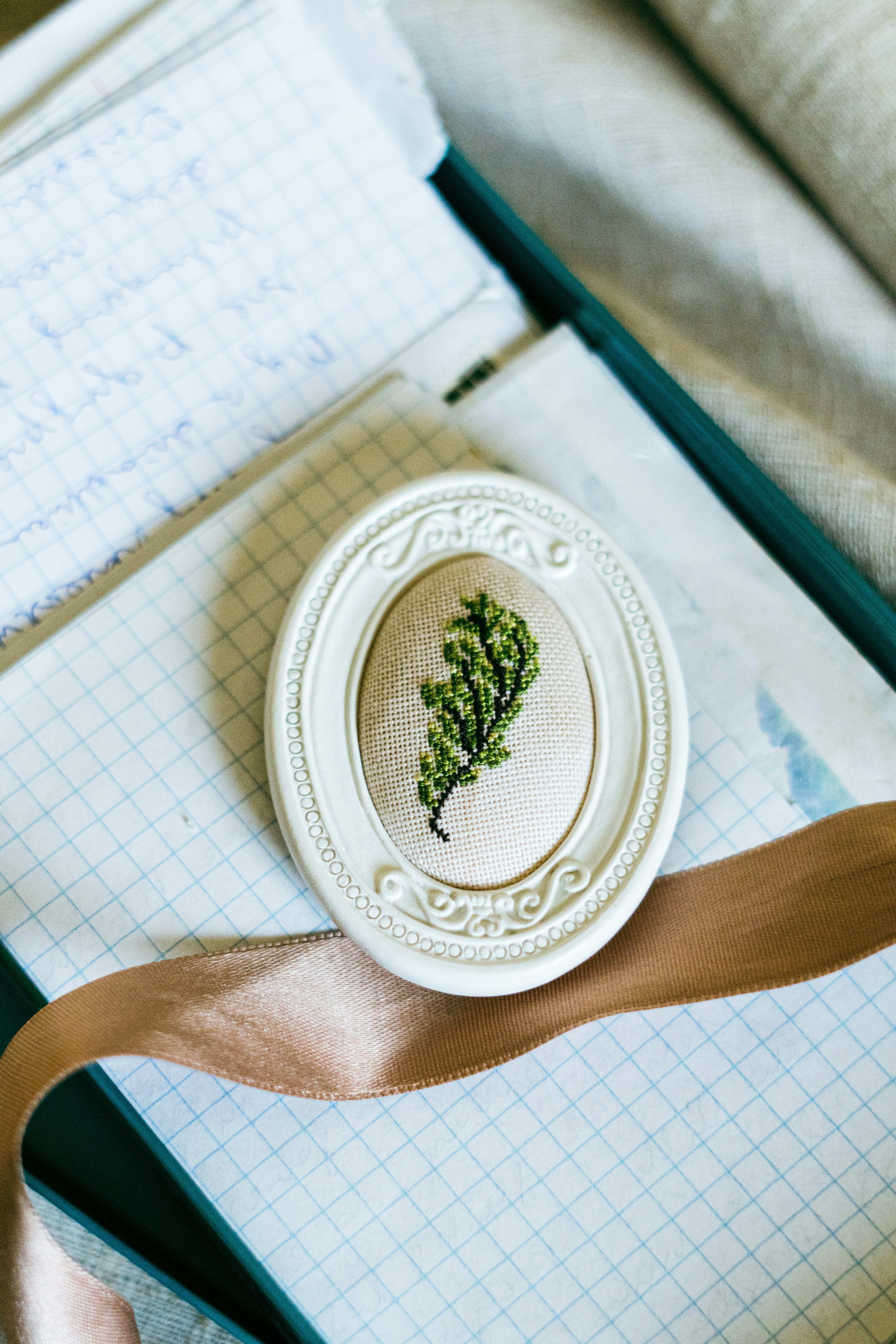 photo-1765212305522-3bf6adb8807d?ixid=M3wxMjA3fDB8MXxzZWFyY2h8MTV8fGhhbmRtYWRlJTIwZW1icm9pZGVyeXxlbnwwfHx8fDE3NjYwNDU1MjN8MA\u0026ixlib=rb-4.1.0