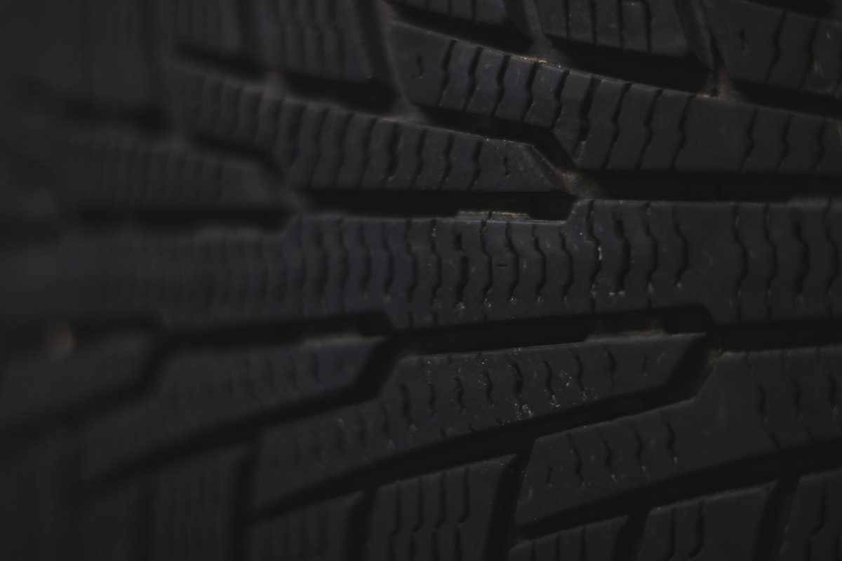 Що означає позначка E на шинах і коли їх міняти