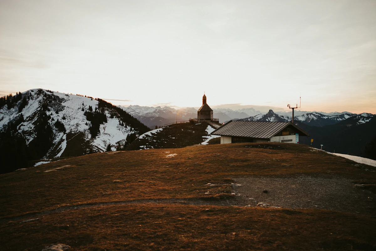 Picos nevados de montaña iluminados por la última luz del atardecer