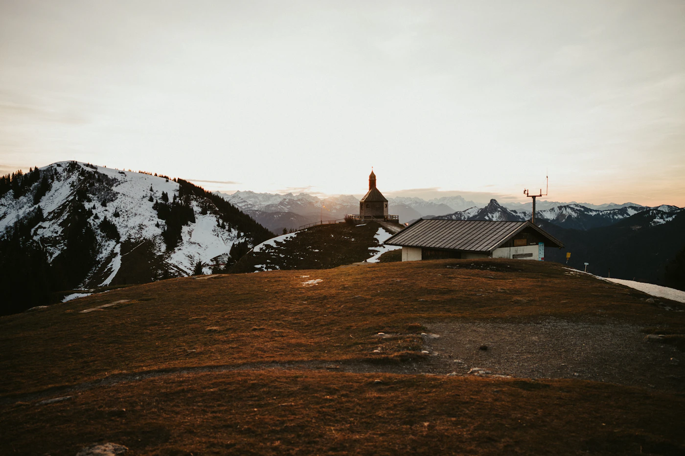 Picos nevados de montaña iluminados por la última luz del atardecer