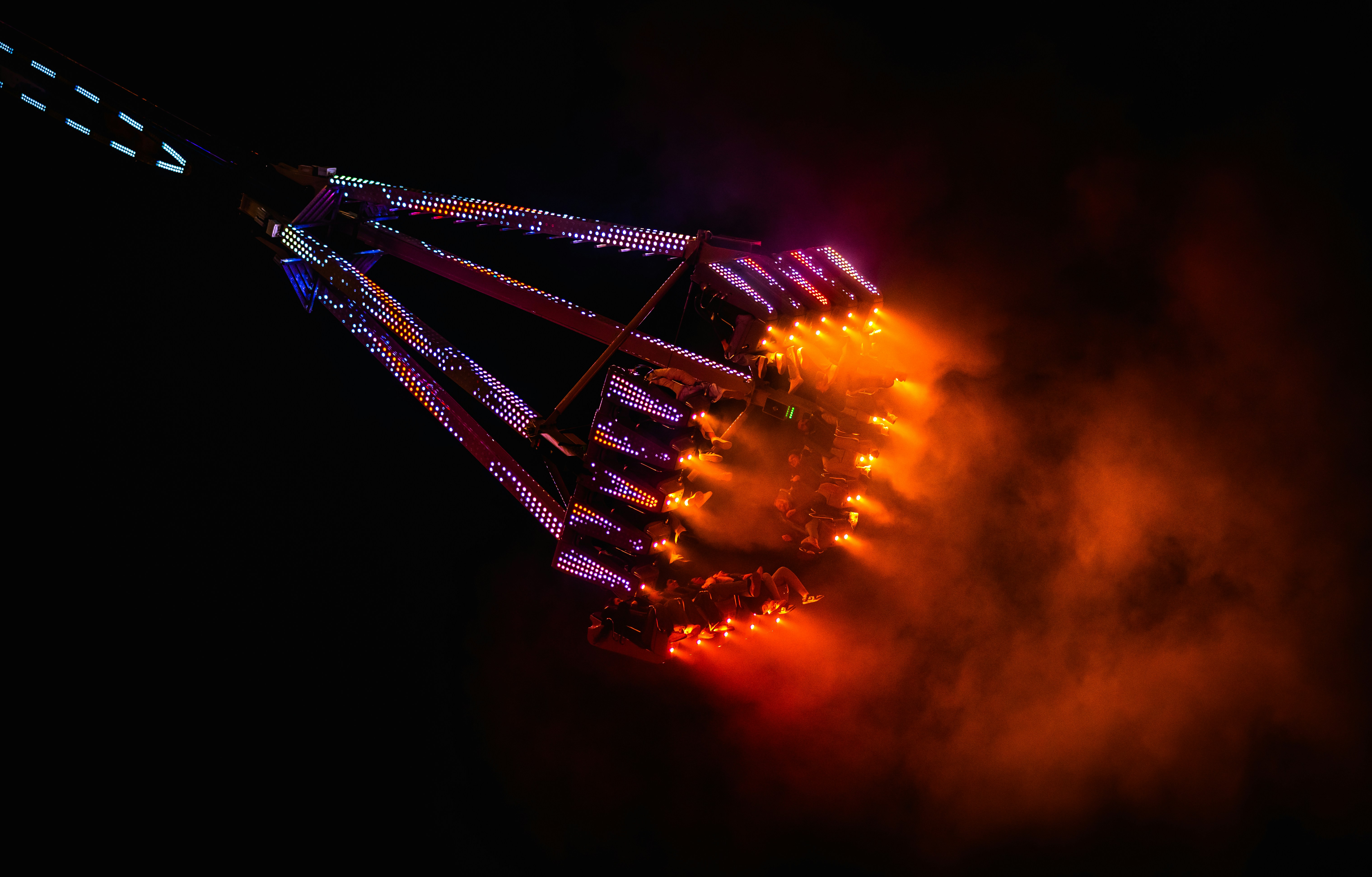 Thrill-Ride mit feurigem Auspuff in der Nacht