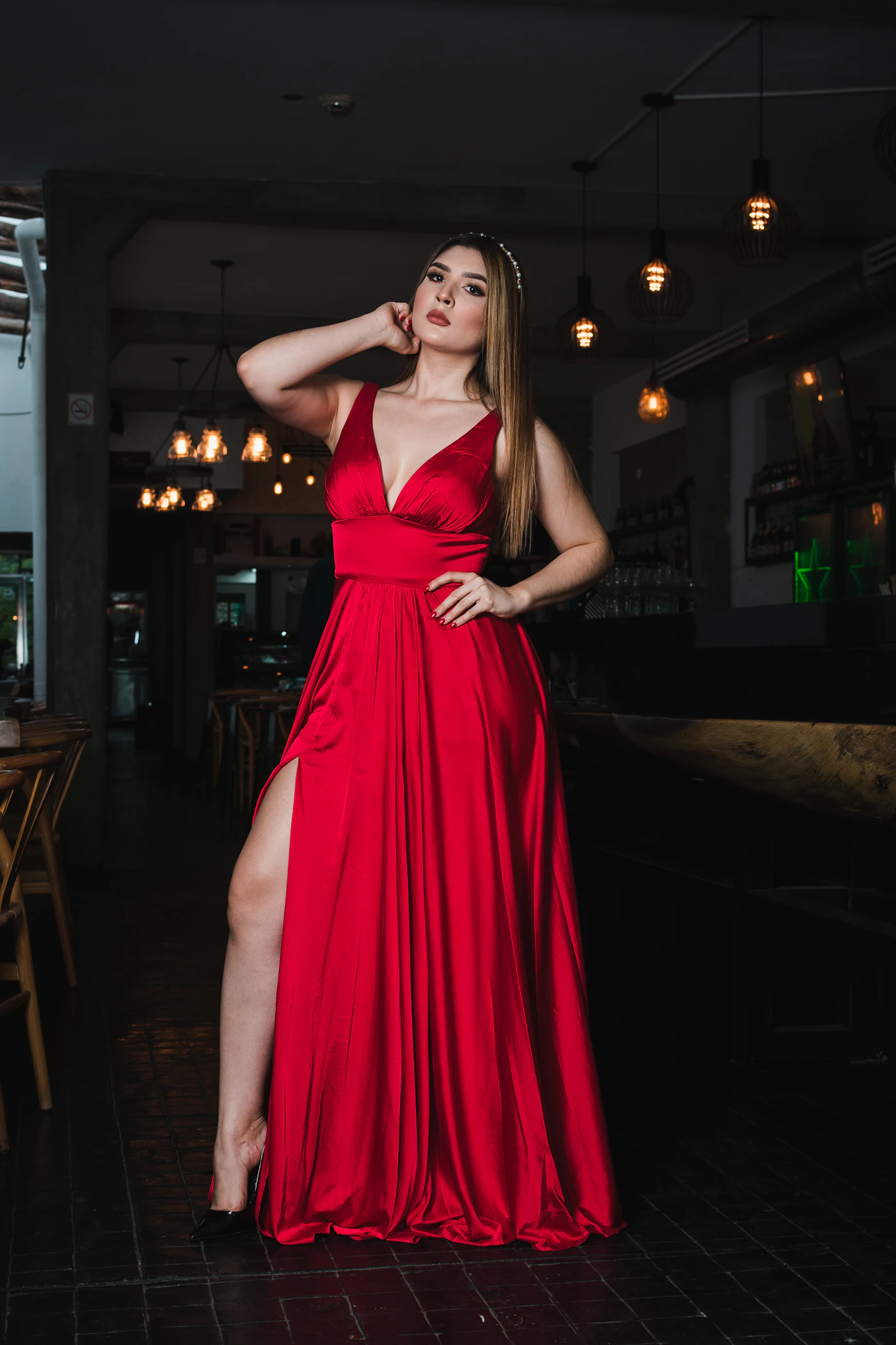 Žena v elegantných červených spoločenských šatách