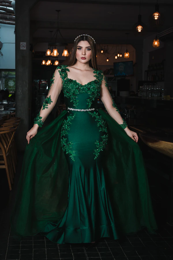 Mujer con vestido largo tipo coctel en tono esmeralda para invitada a boda formal de noche