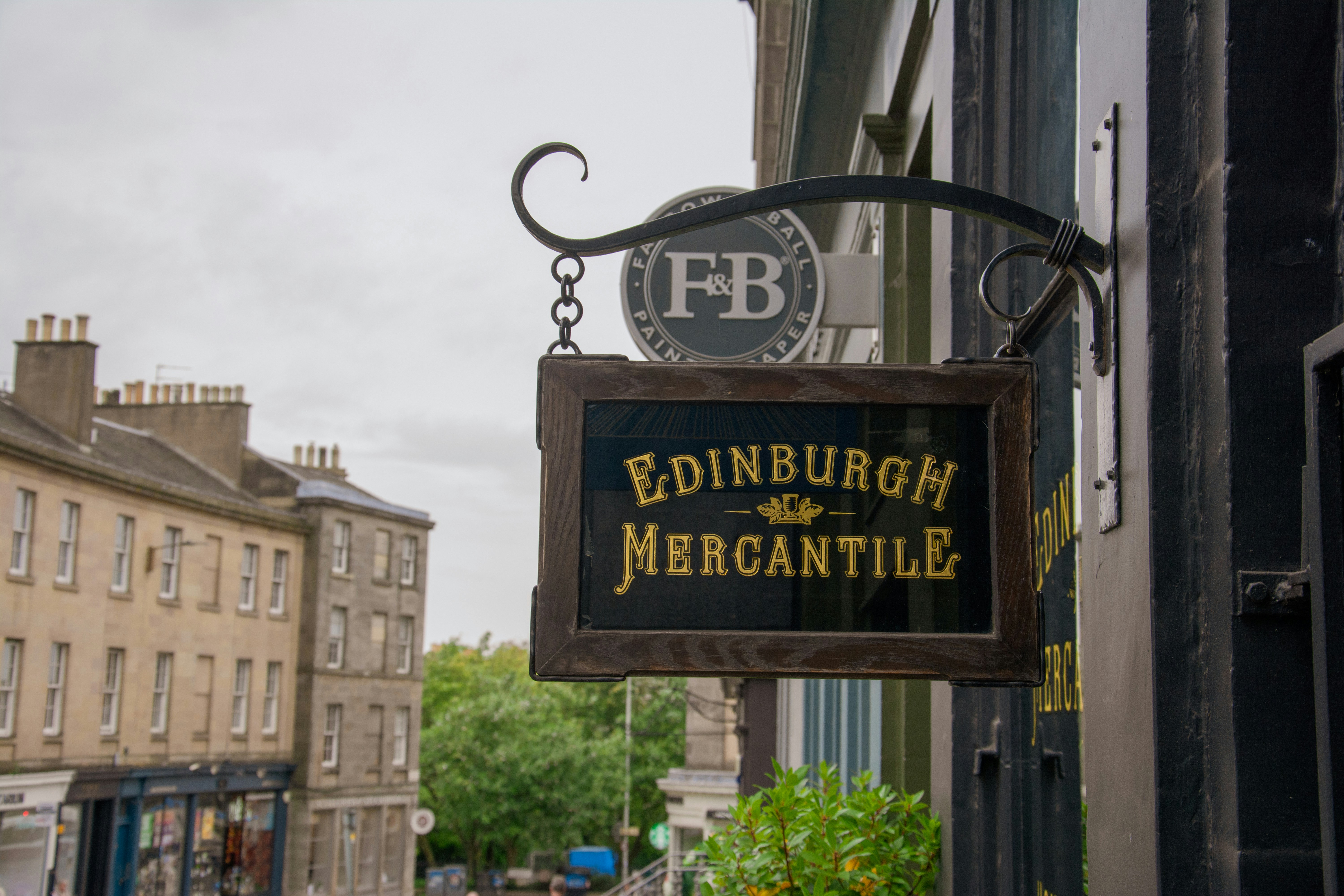 Edinburgher Handelsschild hängt vor dem Gebäude