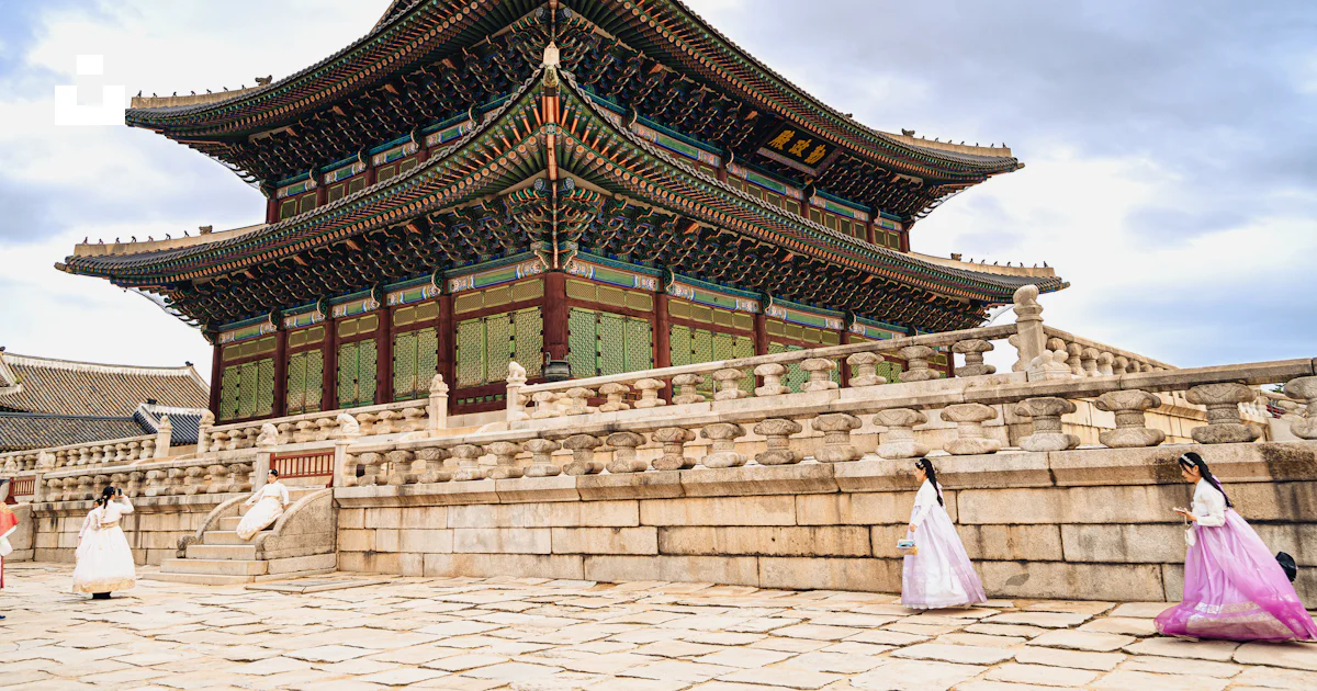 한복을 입은 여성들이 있는 전통 한국 궁전 사진 – Unsplash의 무료 궁 이미지