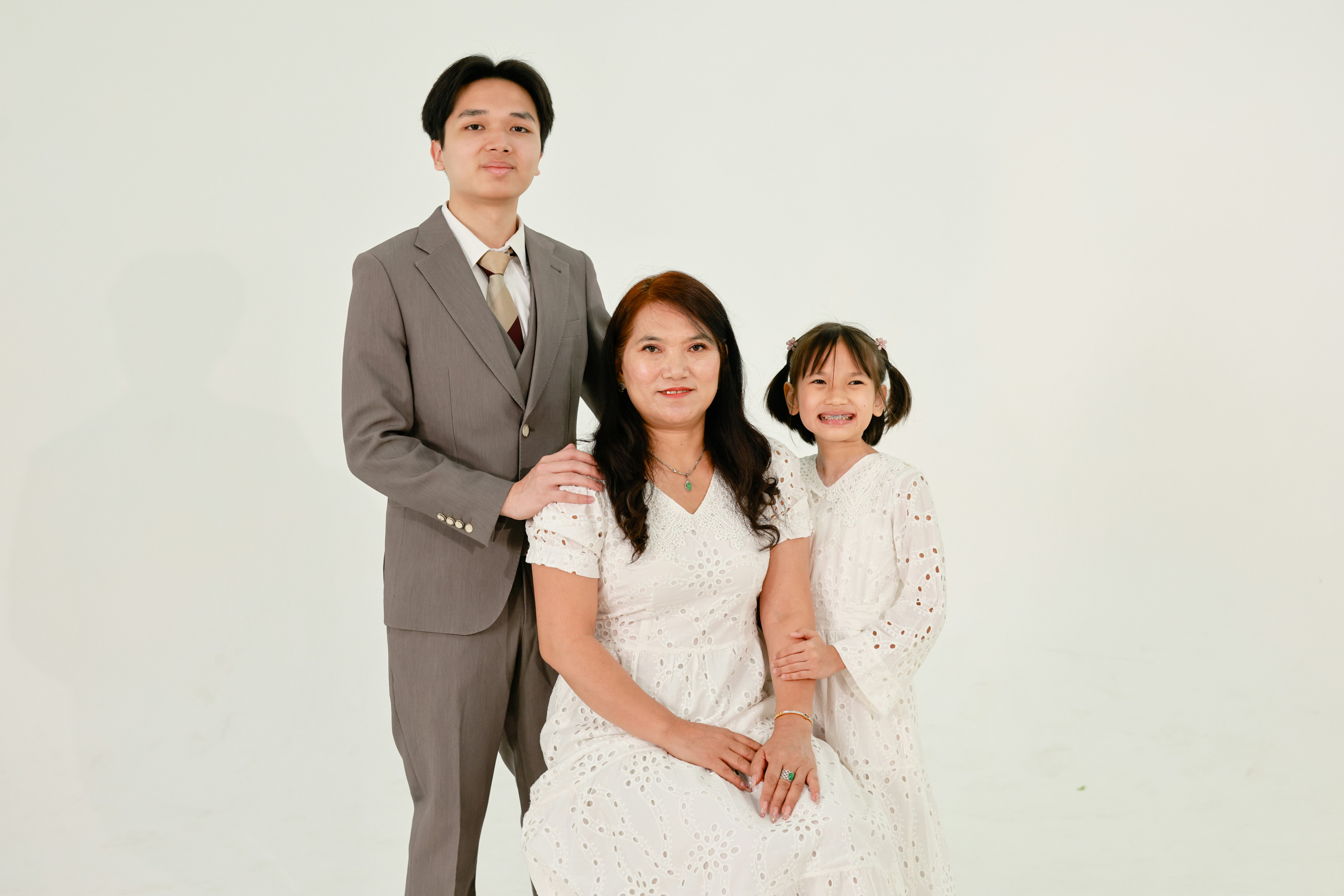 Eine Familie, die für ein formelles Atelierporträt posiert.