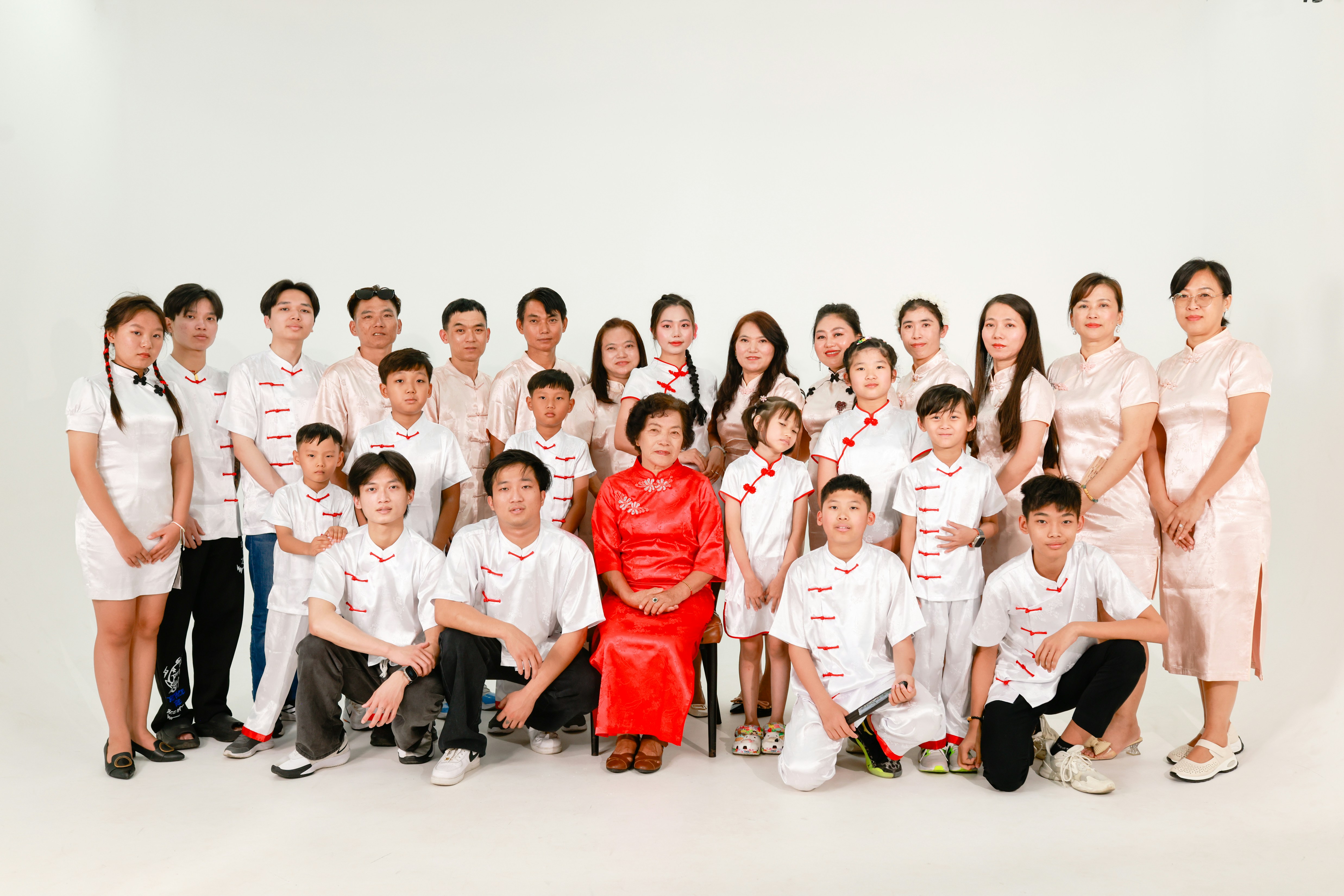 Una grande famiglia posa per un ritratto di gruppo.