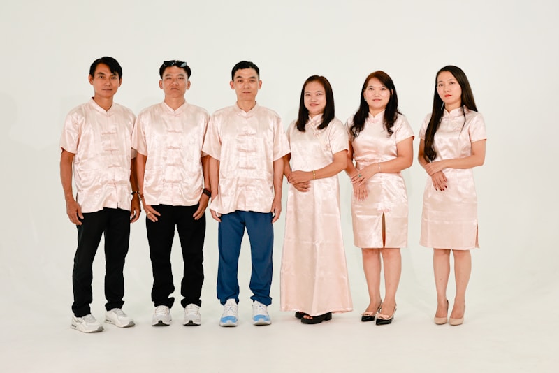 sex kvinnor i matchande rosa outfits