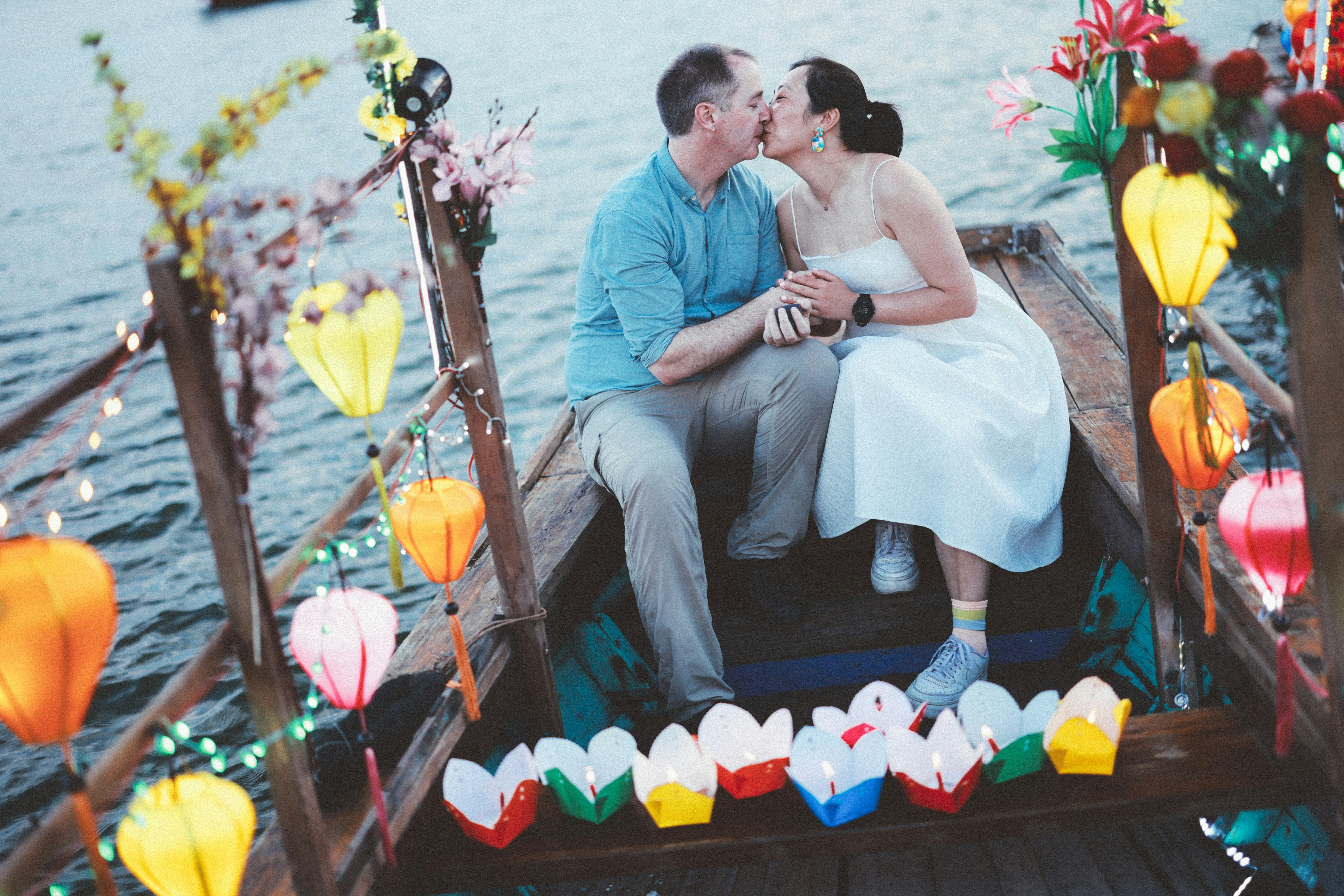 Pareja feliz celebrando