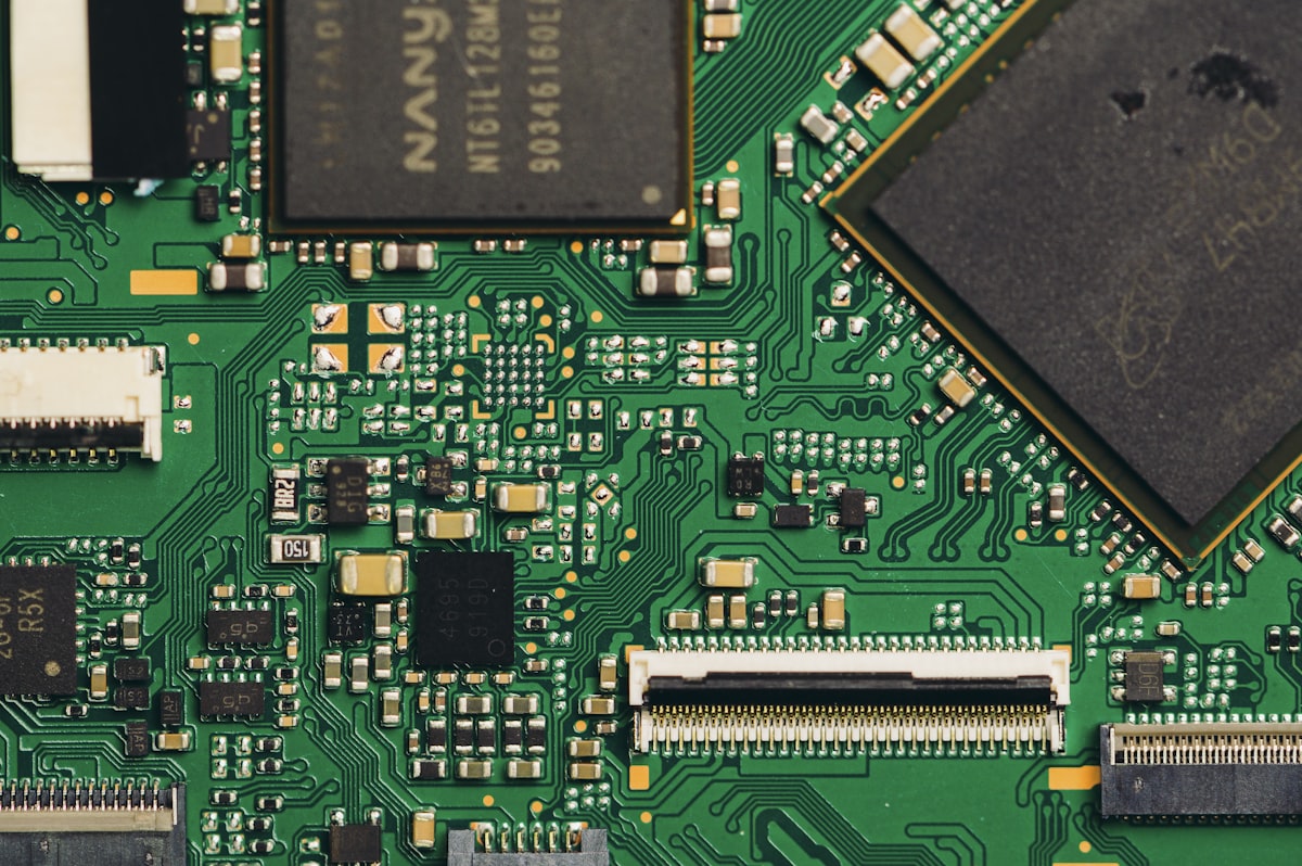 Papan sirkuit hijau dengan komponen elektronik dilihat dari dekat