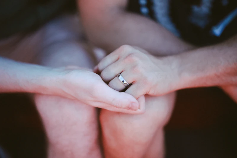 Verlobungsring an Händen eines Sugar Paares