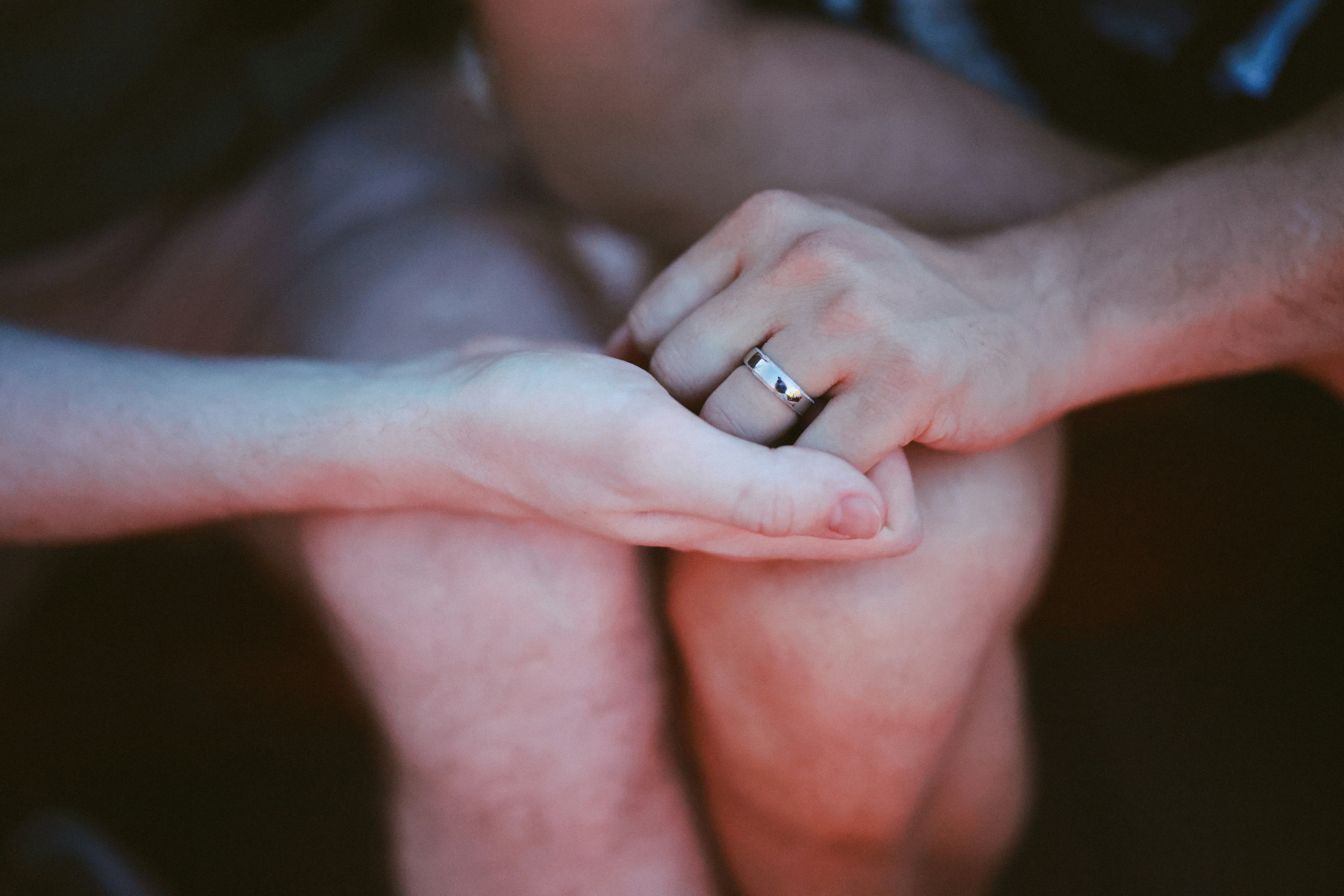 Dos manos sujetándose con un anillo