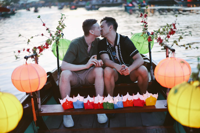 船上提灯，情侣深吻