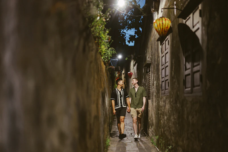 夜间巷道，两男漫步