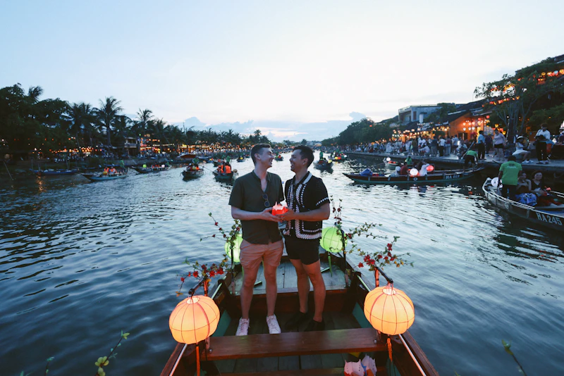 夜幕下，情侣提灯共赏