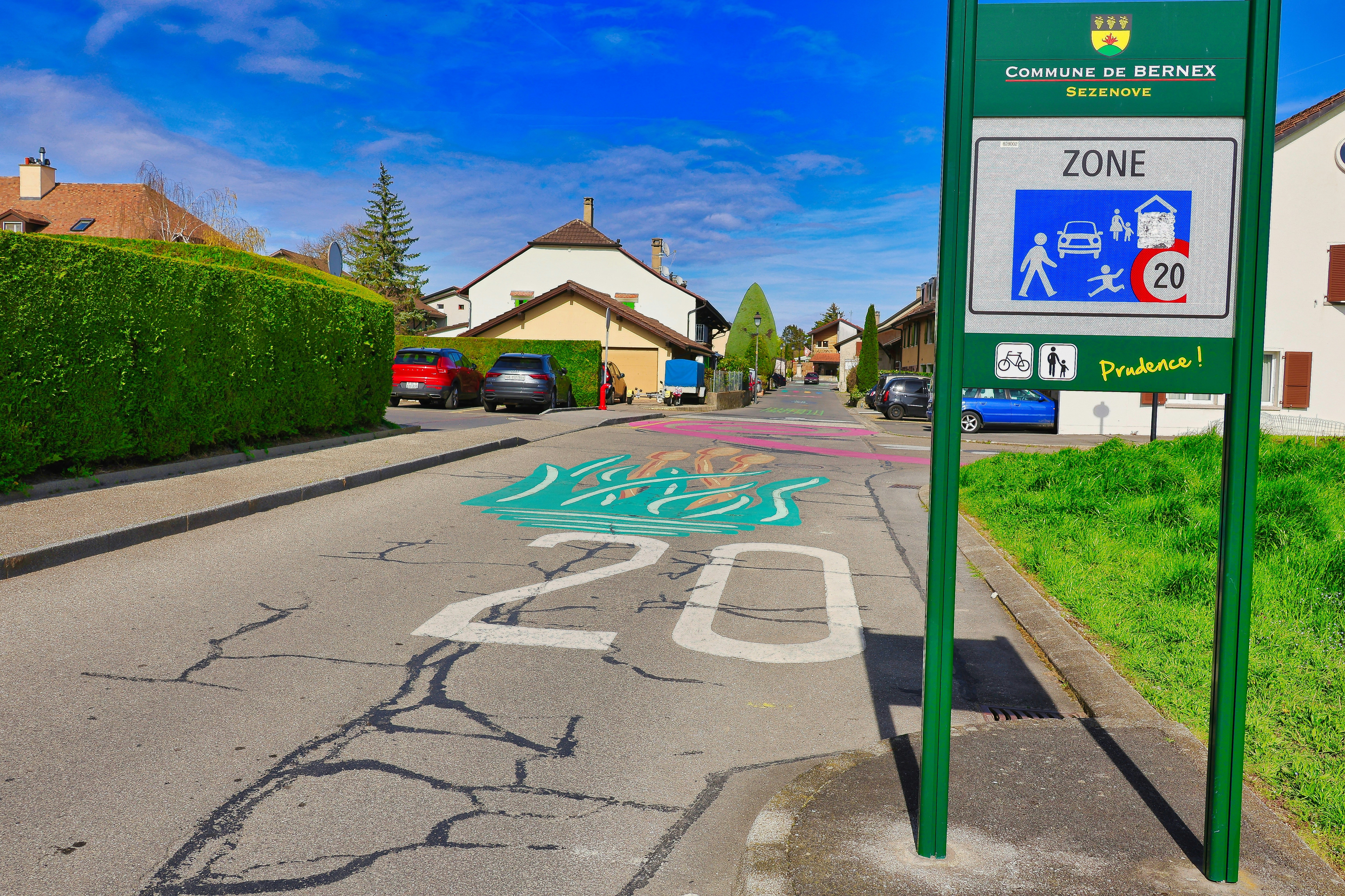 Straßenschild und Geschwindigkeitsbegrenzung 20 in einem Dorf