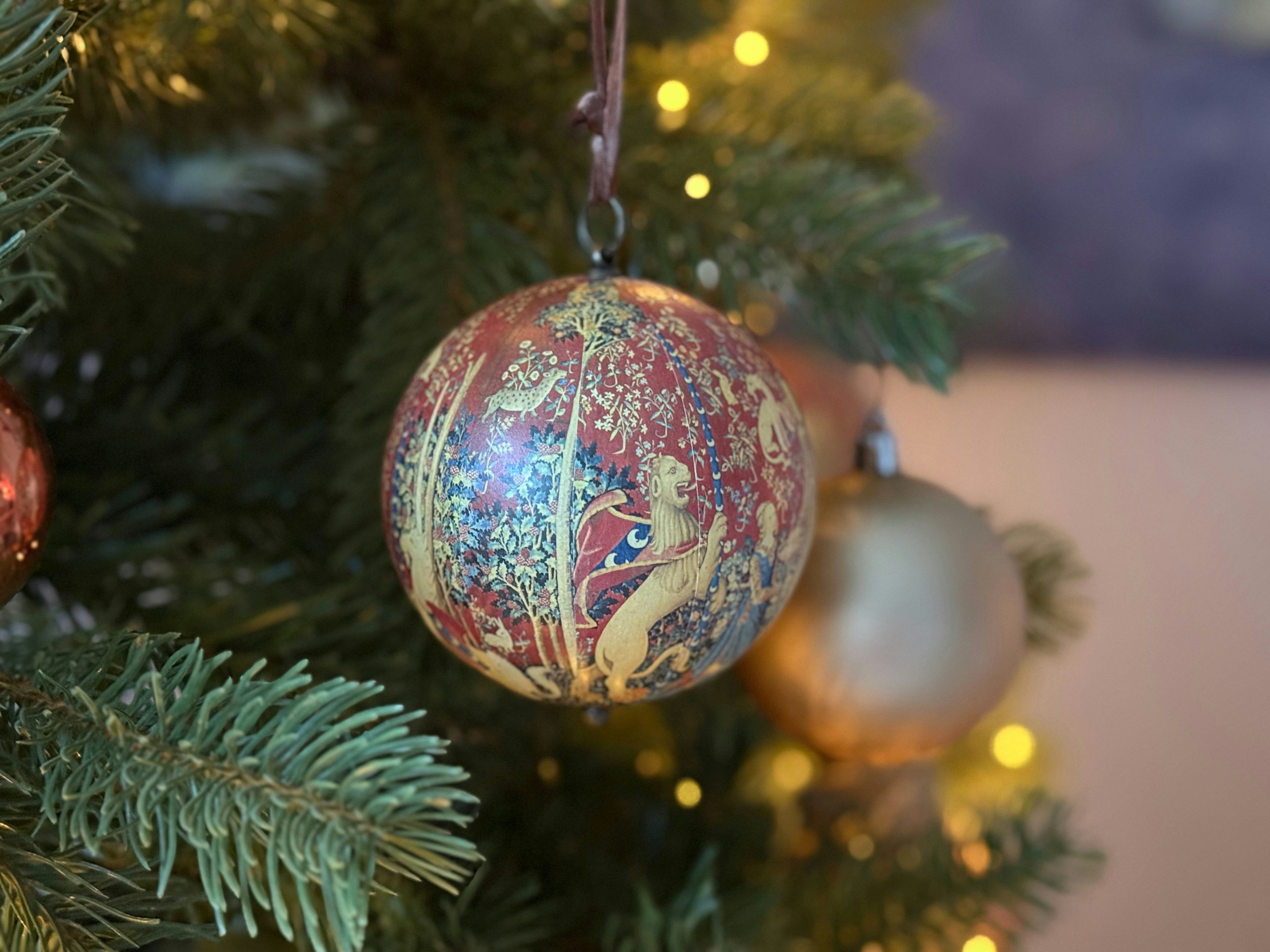 Nahaufnahme eines geschmückten Weihnachtsbaumschmucks.