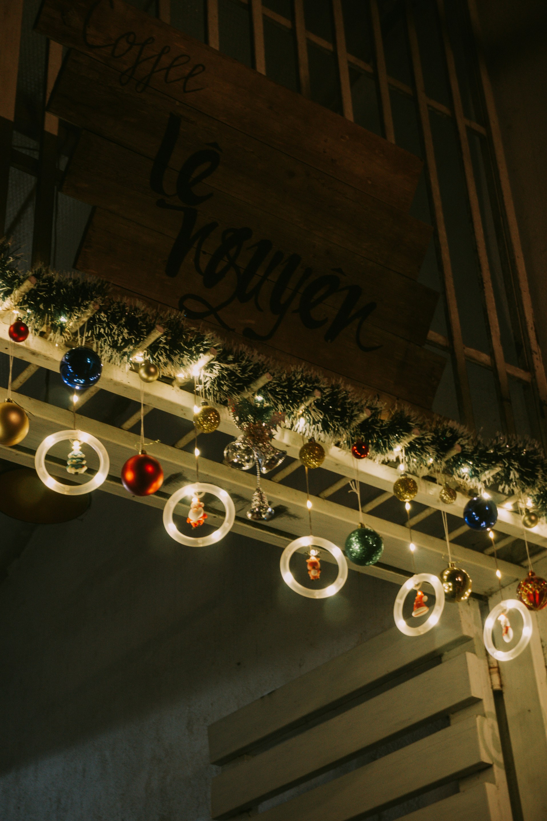 Dekorasi Natal dengan lampu dan ornamen gantung