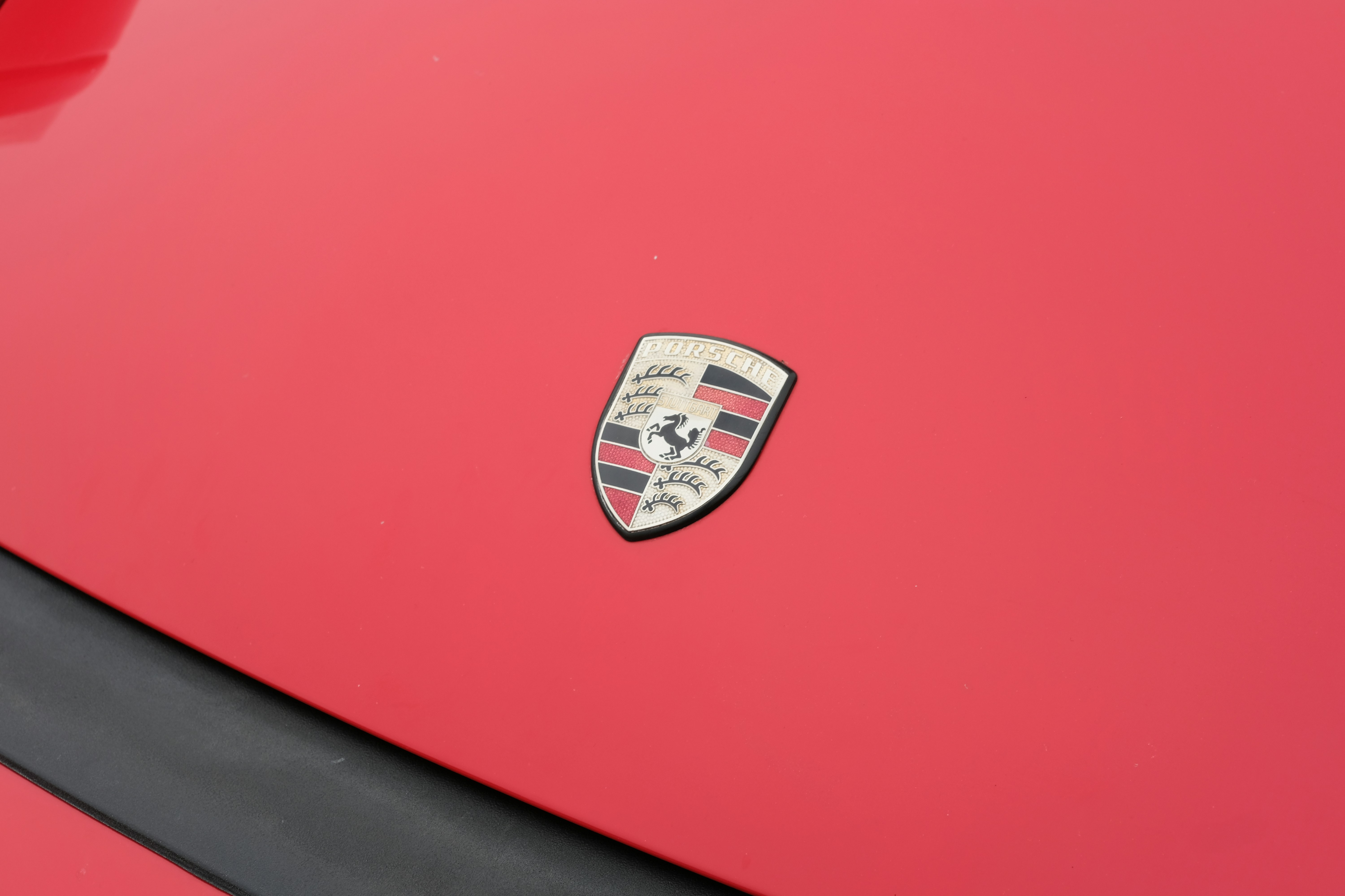 포르쉐 엠블럼이 달린 빨간색 차량
