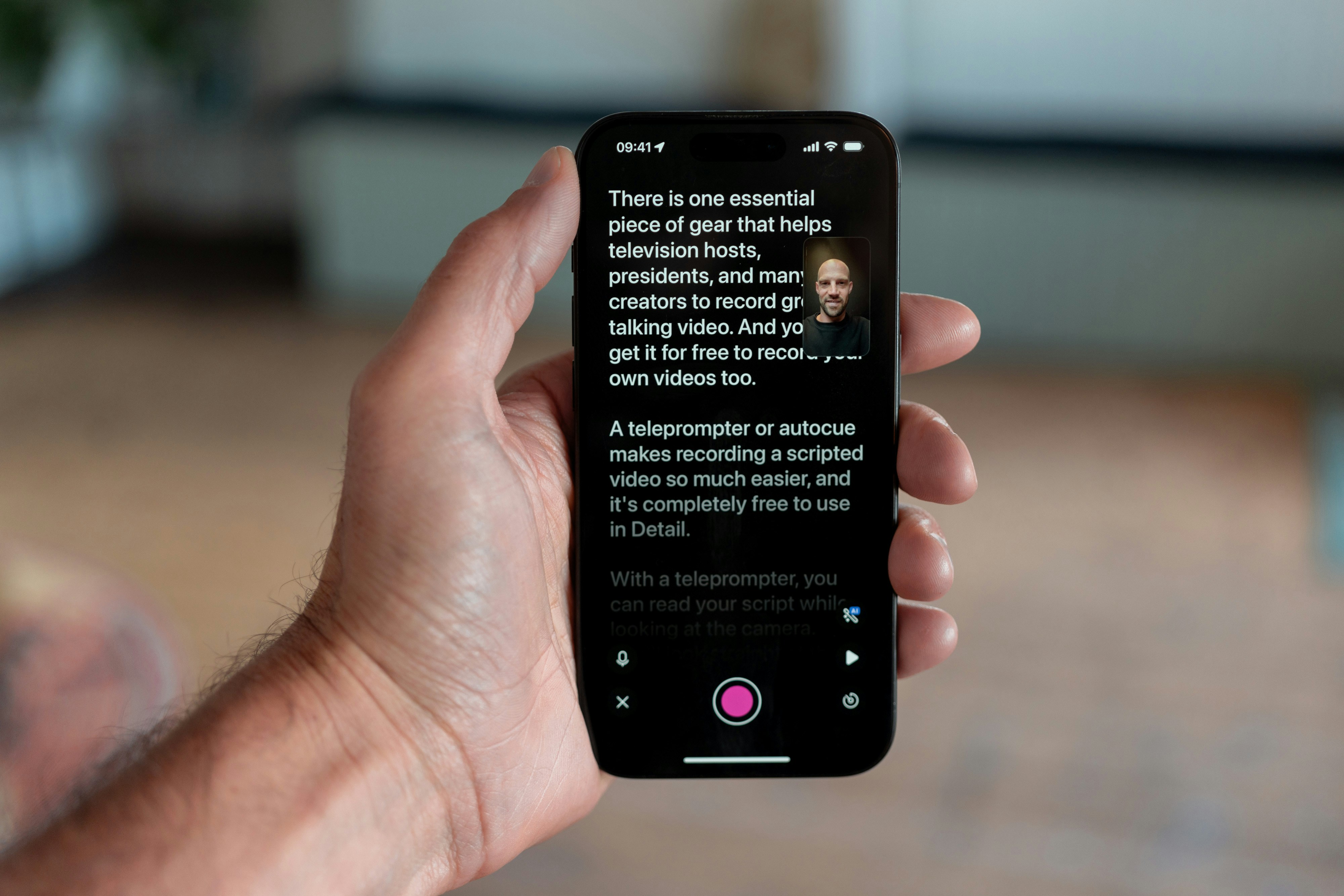 スマホで動画撮影をするクリエイター