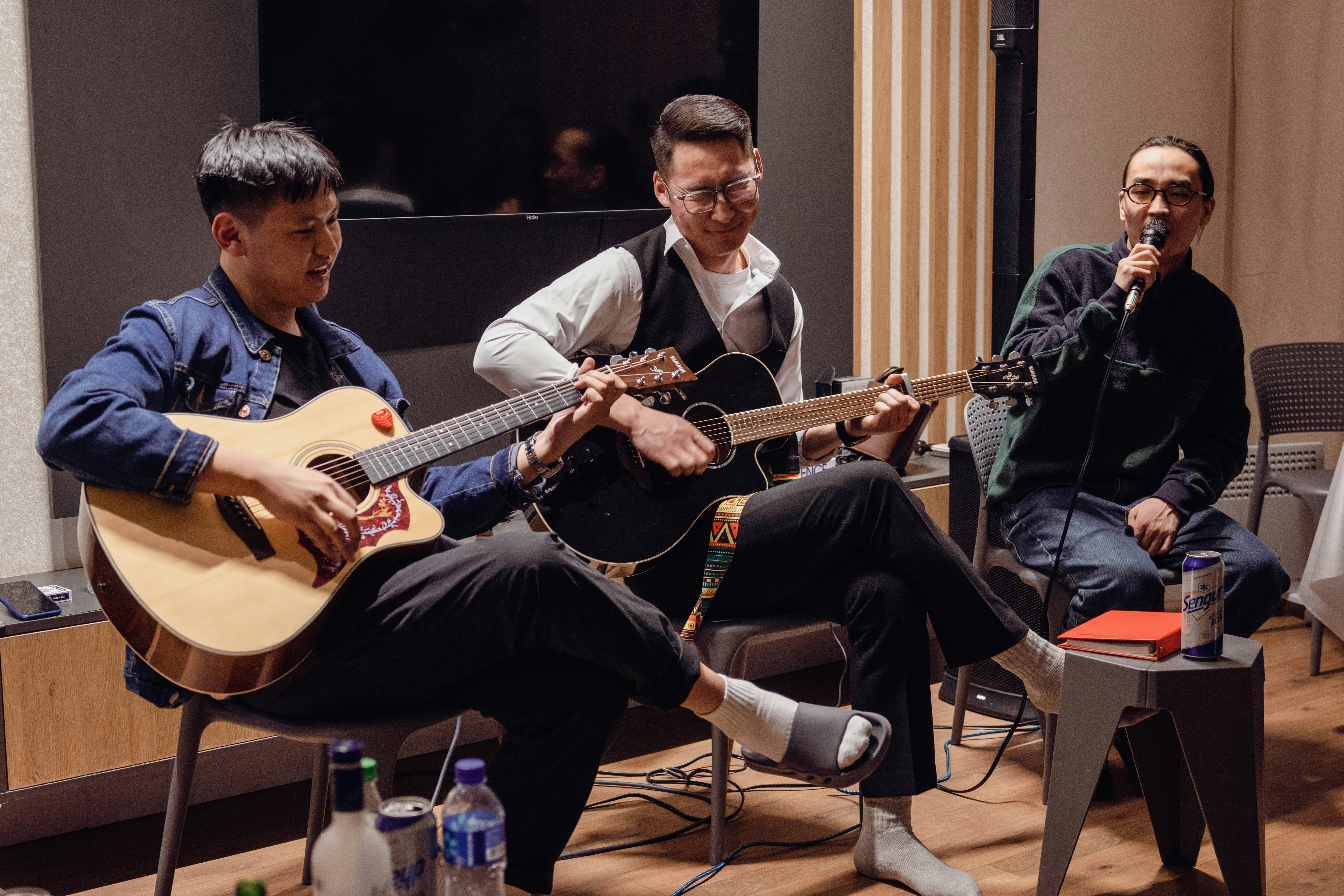 Folk-Musikerin beim Auftritt